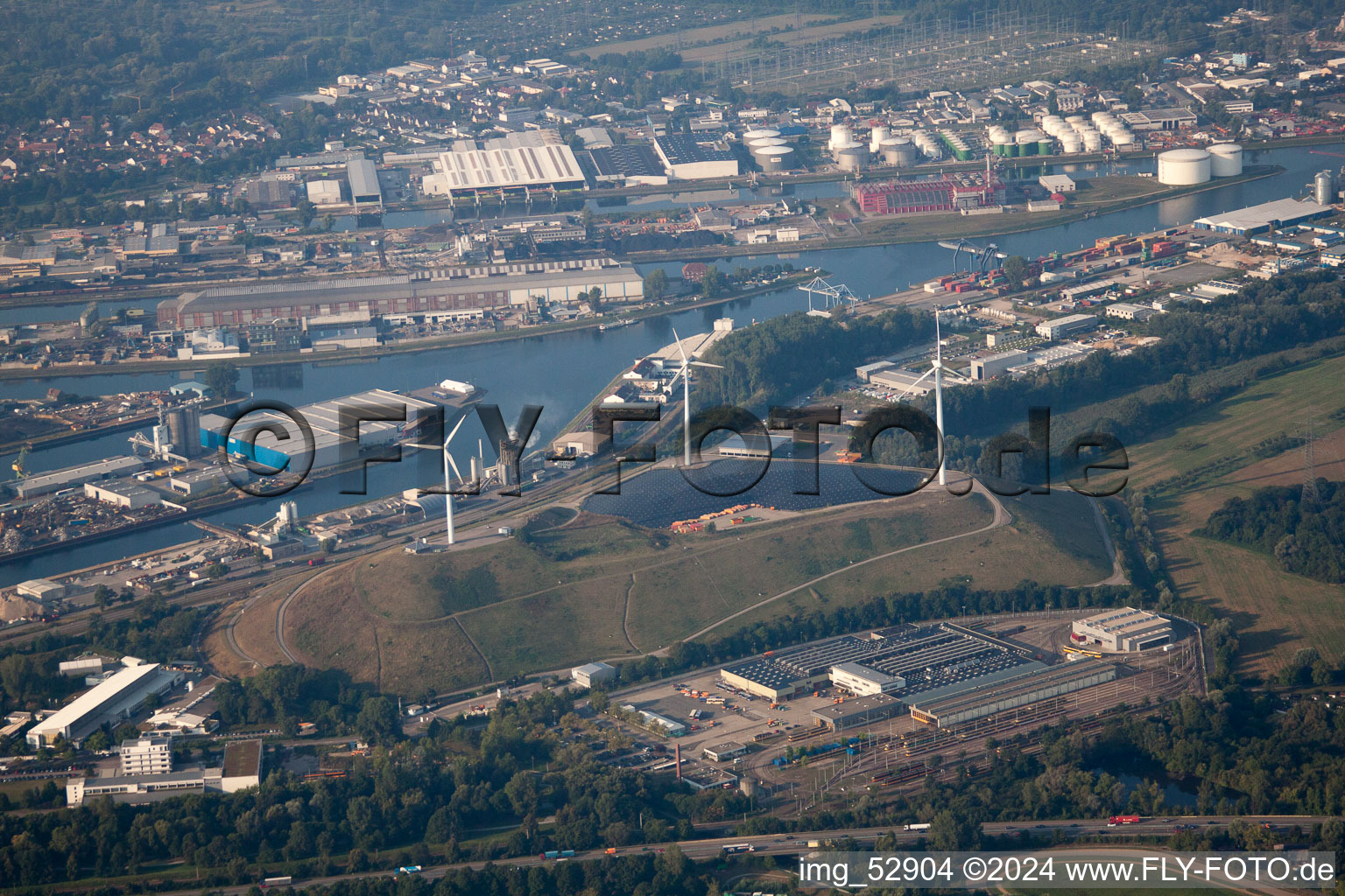 KA Rheinhafen à le quartier Rheinhafen in Karlsruhe dans le département Bade-Wurtemberg, Allemagne du point de vue du drone