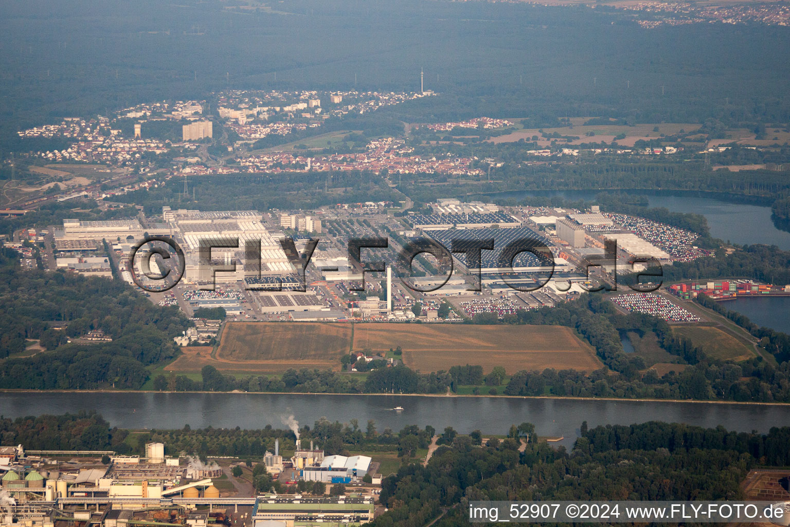 Vue aérienne de Daimler de l'Est à le quartier Maximiliansau in Wörth am Rhein dans le département Rhénanie-Palatinat, Allemagne