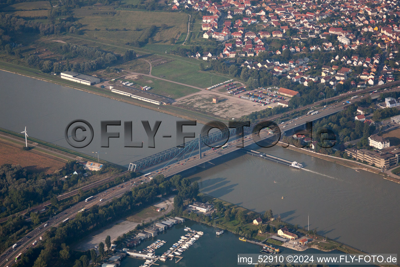 Vue oblique de Pont sur le Rhin de Maxau à le quartier Knielingen in Karlsruhe dans le département Bade-Wurtemberg, Allemagne