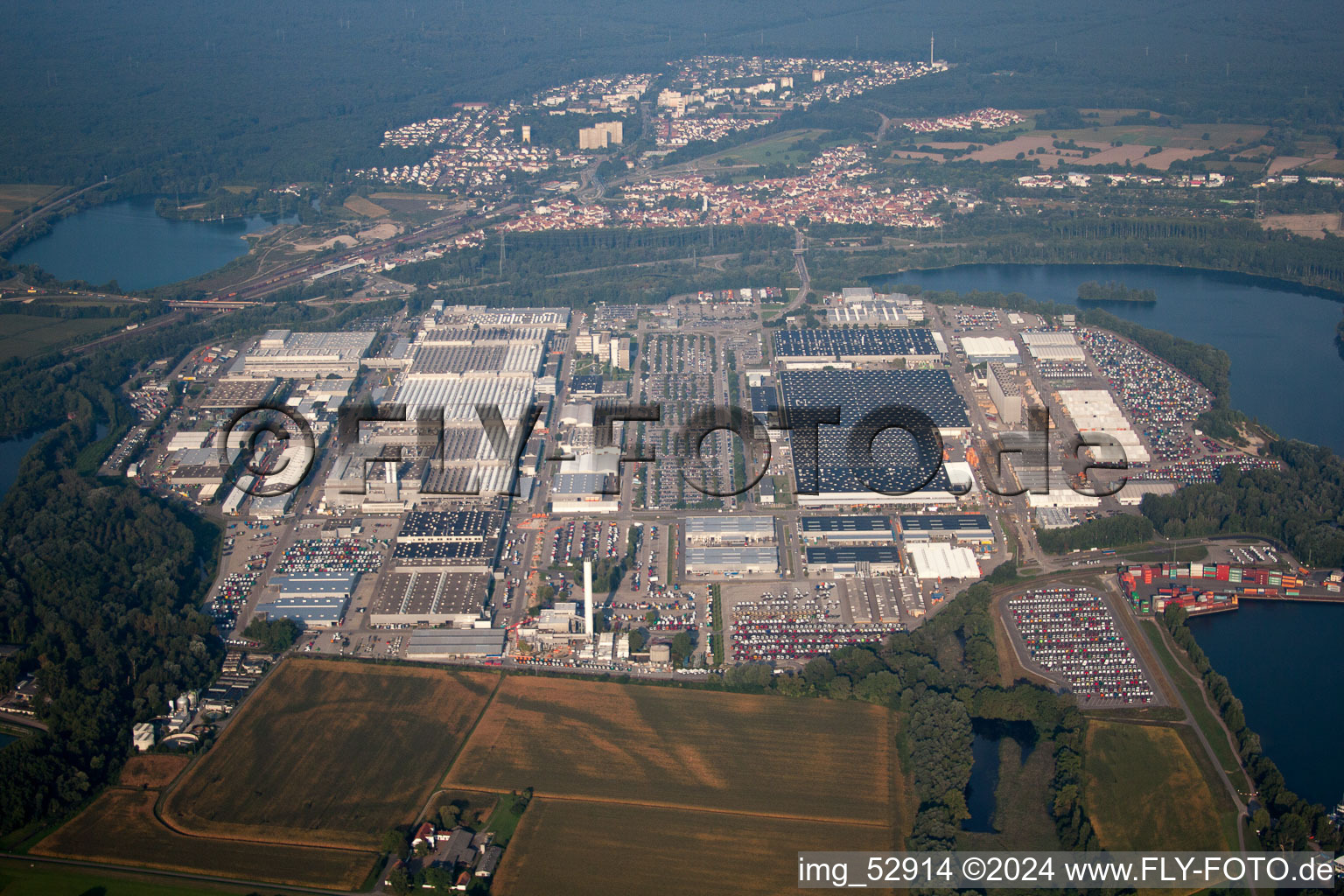 Vue aérienne de Daimler de l'Est à le quartier Maximiliansau in Wörth am Rhein dans le département Rhénanie-Palatinat, Allemagne