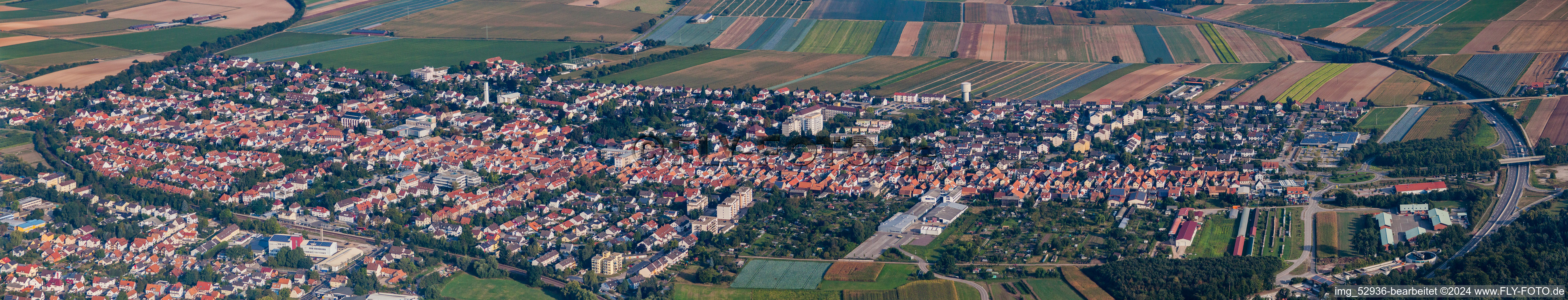 Vue aérienne de Vue panoramique sur la ville entourée des voies ferrées et autoroutières semi-circulaires à Kandel dans le département Rhénanie-Palatinat, Allemagne