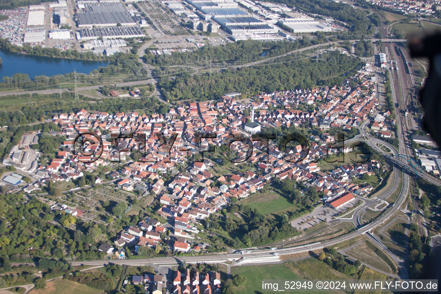 Wörth am Rhein dans le département Rhénanie-Palatinat, Allemagne du point de vue du drone