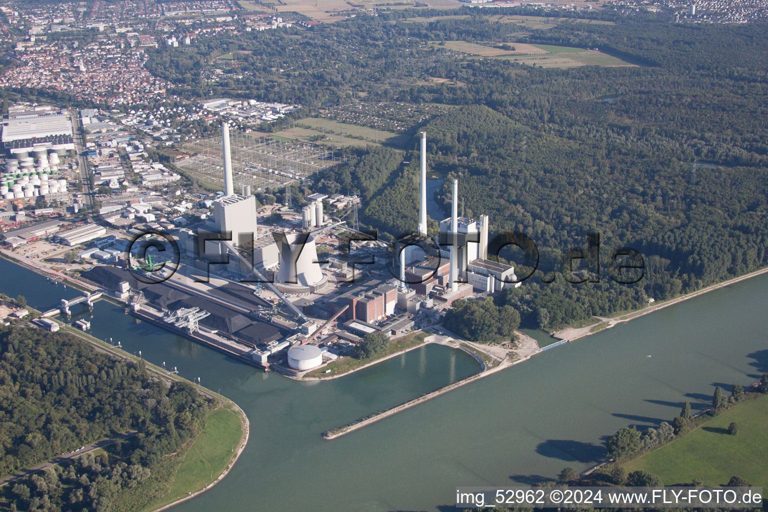 Nouveau bâtiment ENBW à le quartier Rheinhafen in Karlsruhe dans le département Bade-Wurtemberg, Allemagne hors des airs