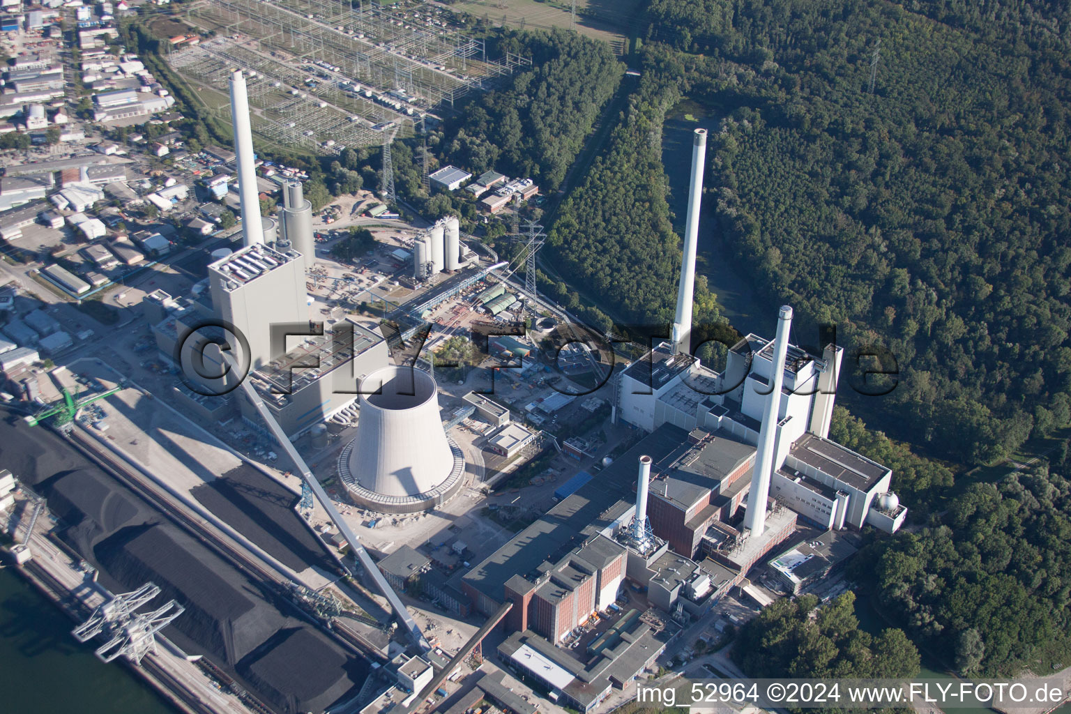 Nouveau bâtiment ENBW à le quartier Rheinhafen in Karlsruhe dans le département Bade-Wurtemberg, Allemagne vue d'en haut