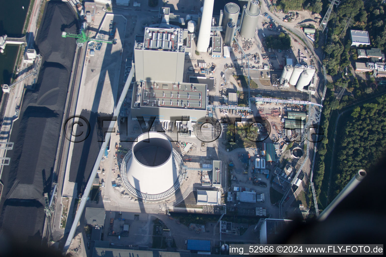 Nouveau bâtiment ENBW à le quartier Rheinhafen in Karlsruhe dans le département Bade-Wurtemberg, Allemagne depuis l'avion