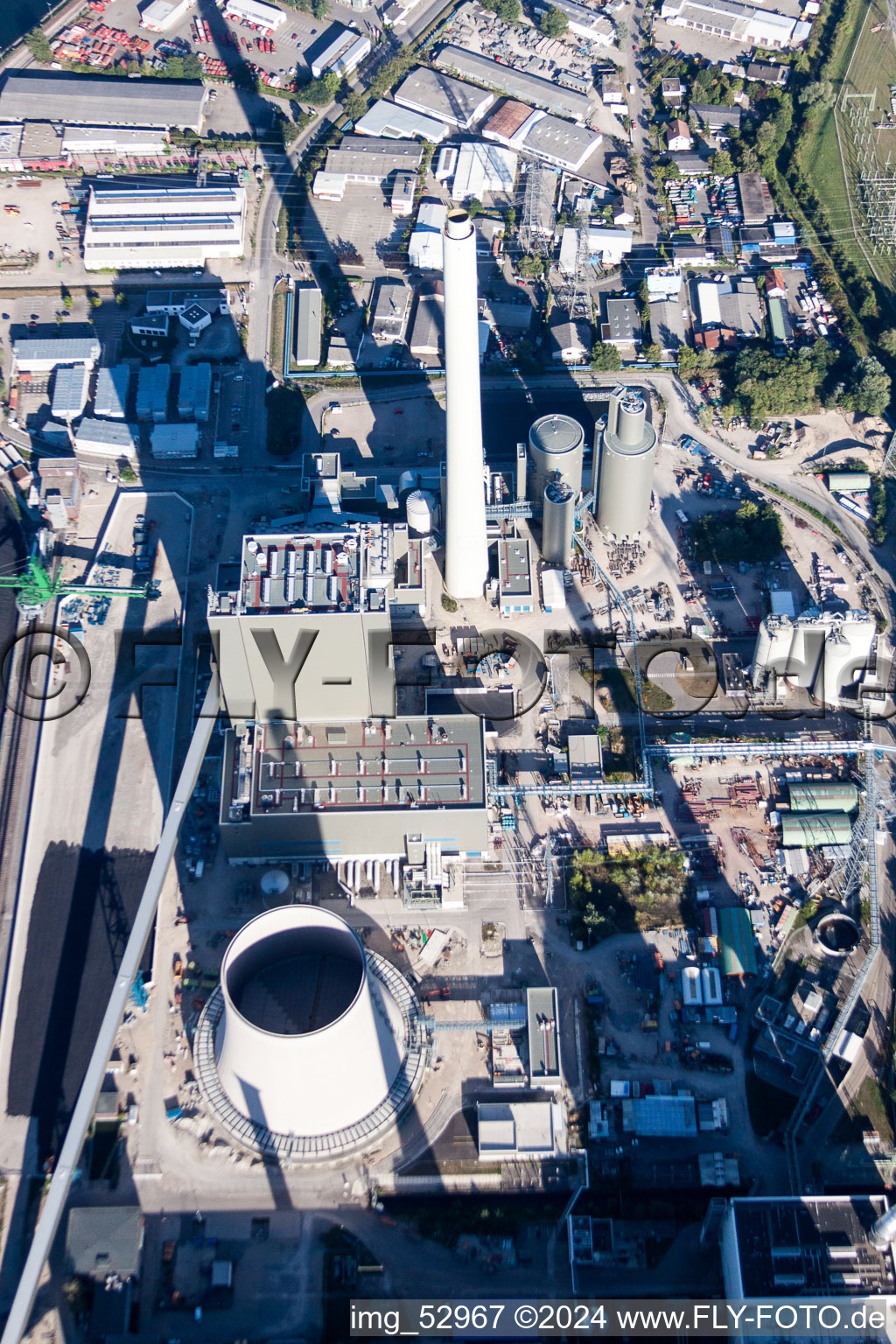 Vue d'oiseau de Nouveau bâtiment ENBW à le quartier Rheinhafen in Karlsruhe dans le département Bade-Wurtemberg, Allemagne