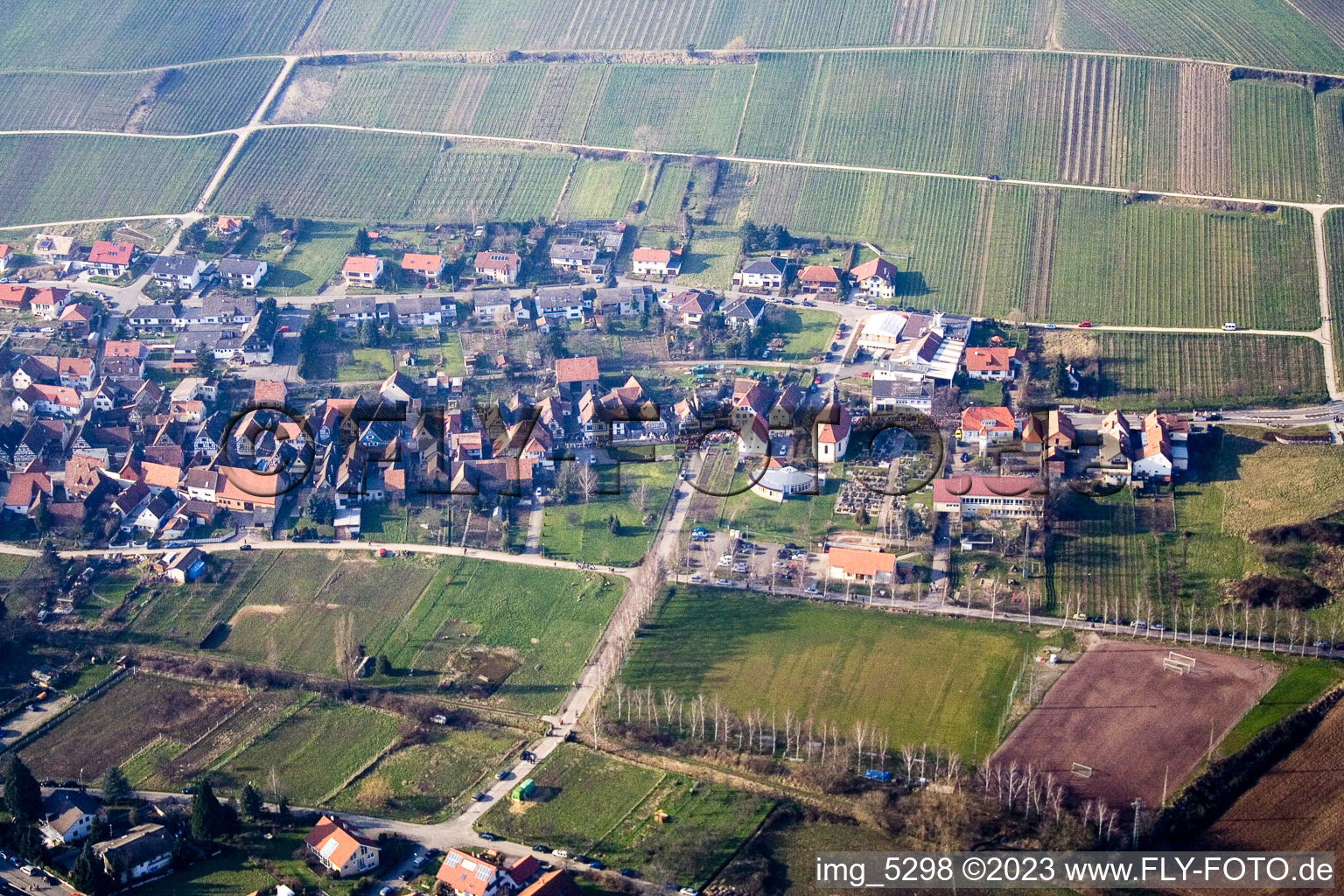 Quartier Pleisweiler in Pleisweiler-Oberhofen dans le département Rhénanie-Palatinat, Allemagne du point de vue du drone