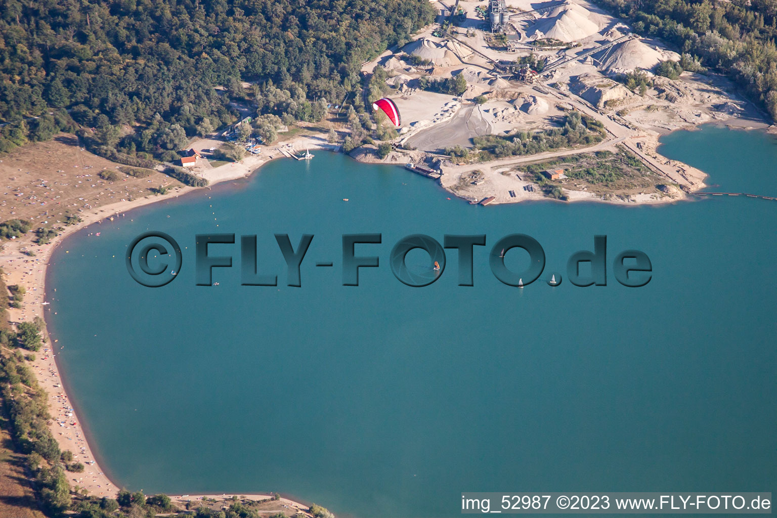 Vue aérienne de Lac d'Epple à le quartier Silberstreifen in Rheinstetten dans le département Bade-Wurtemberg, Allemagne
