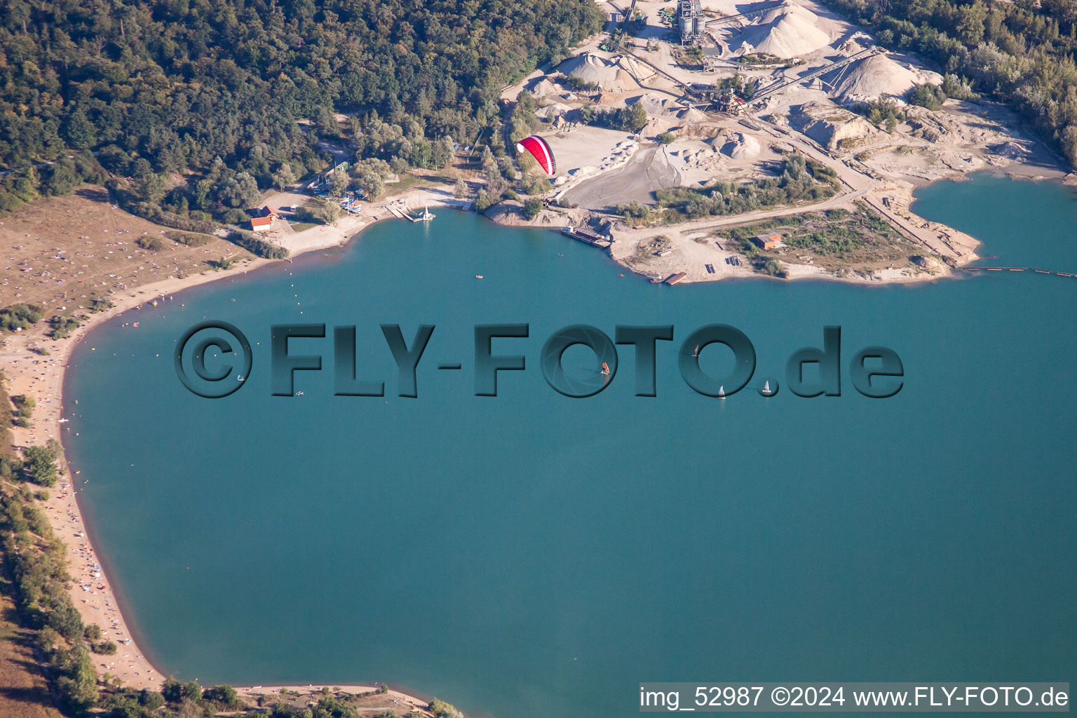 Vue aérienne de Lac d'Epple à le quartier Silberstreifen in Rheinstetten dans le département Bade-Wurtemberg, Allemagne