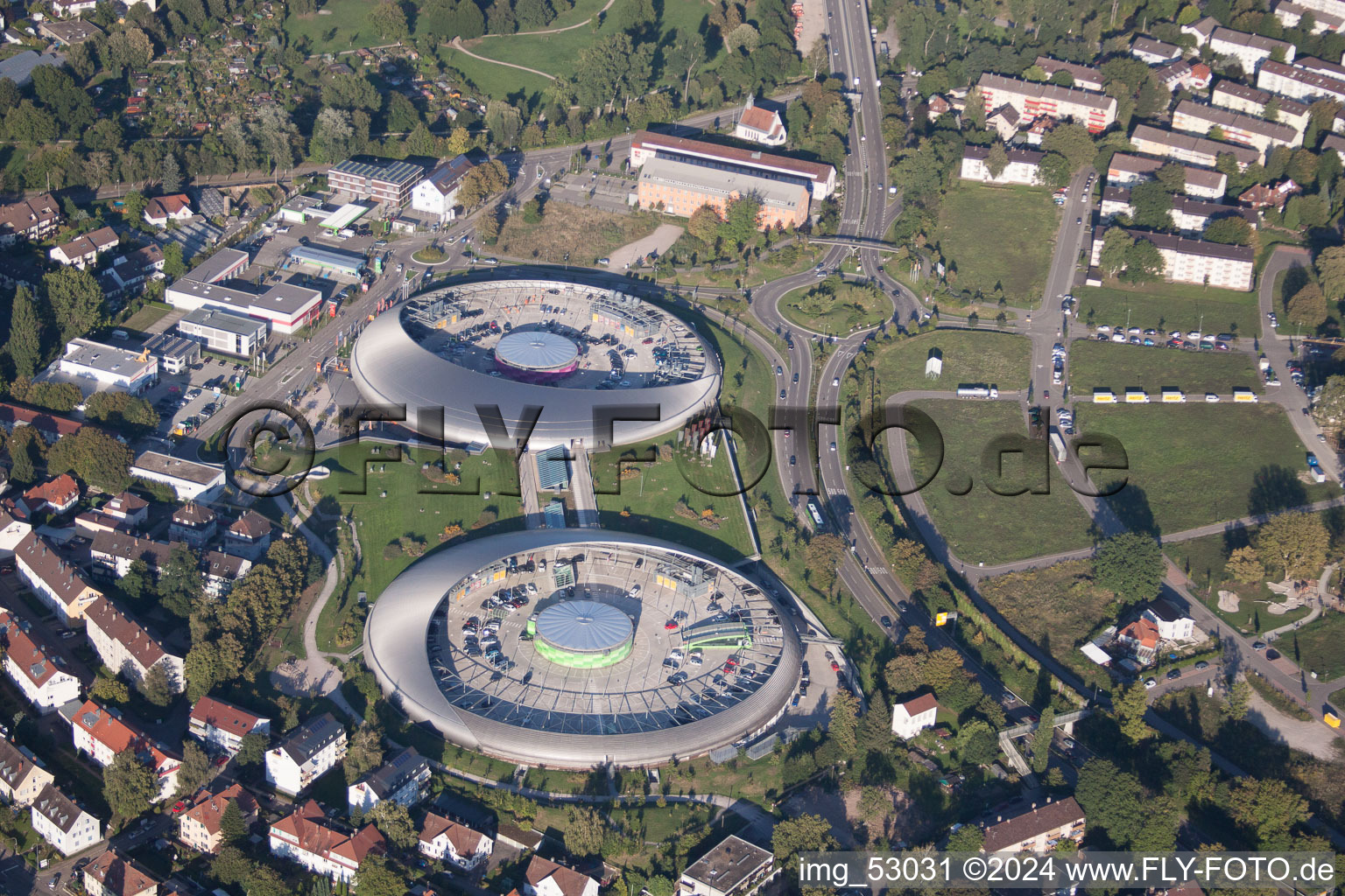 Le centre commercial aux allures d'OVNI Shopping Cité de ECE Centermanagement GmbH à le quartier Oos in Baden-Baden dans le département Bade-Wurtemberg, Allemagne d'un drone