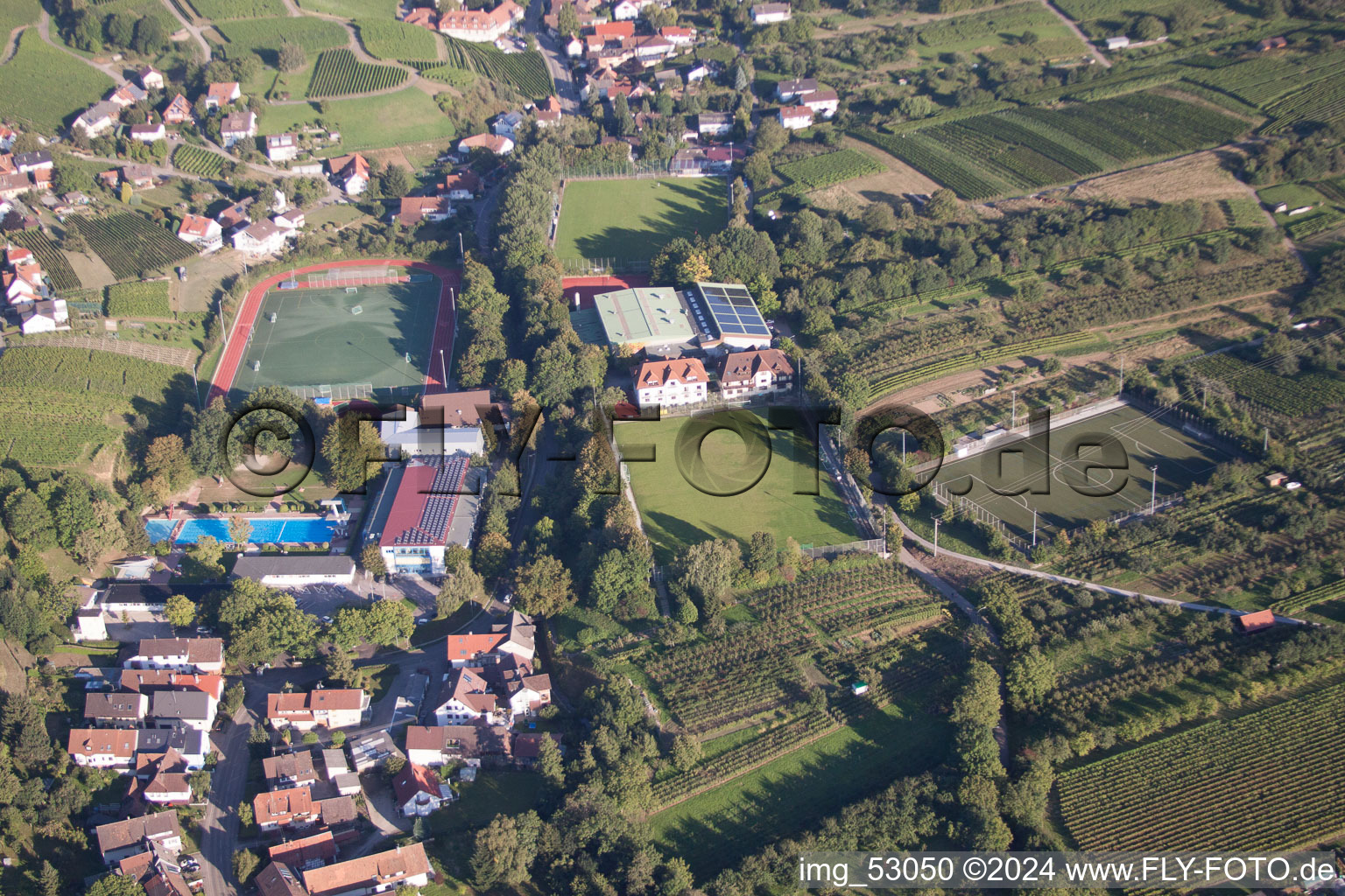 Vue oblique de Ensemble des terrains de sport de l'école de sport du sud de Baden à le quartier Steinbach in Baden-Baden dans le département Bade-Wurtemberg, Allemagne