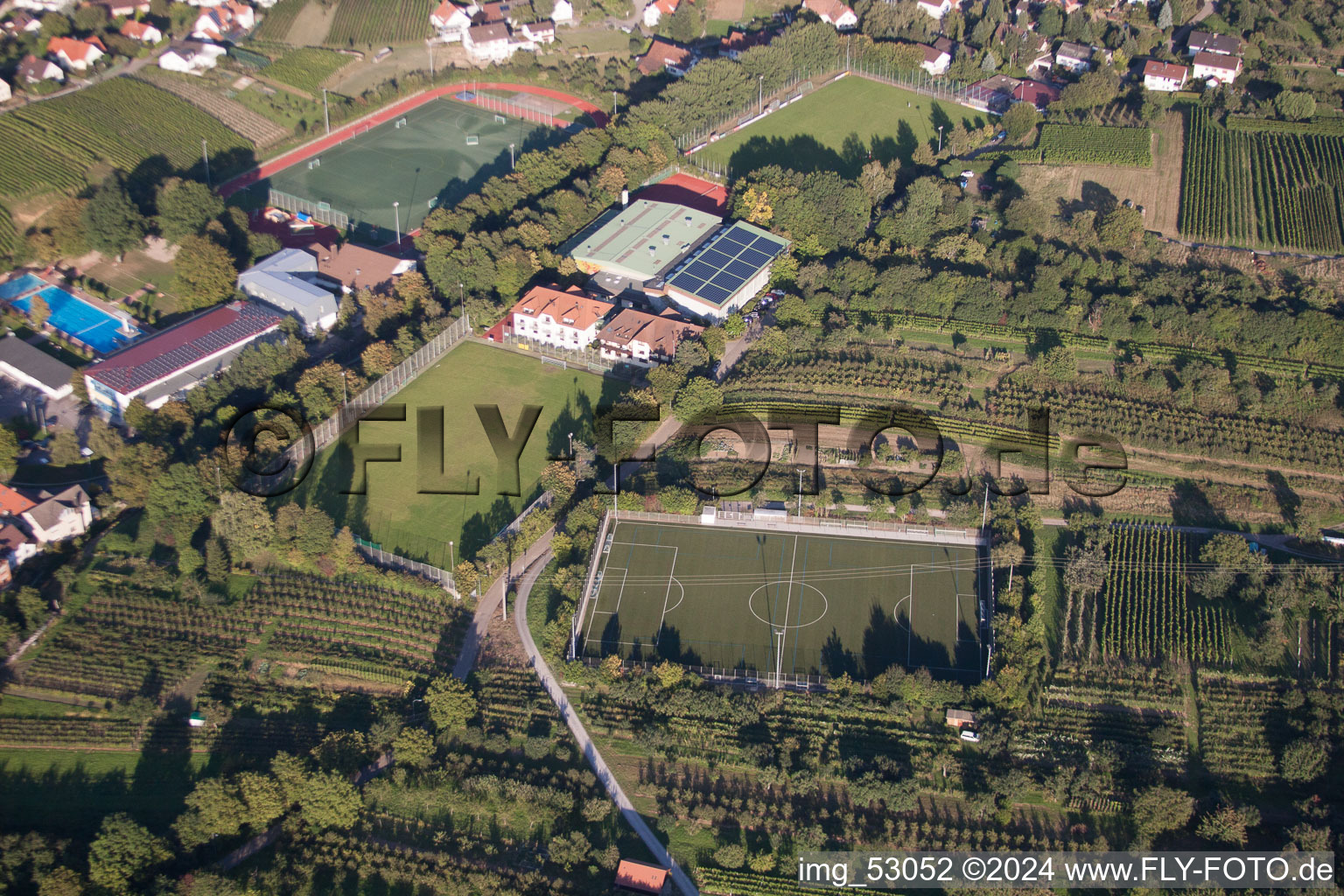 Ensemble des terrains de sport de l'école de sport du sud de Baden à le quartier Steinbach in Baden-Baden dans le département Bade-Wurtemberg, Allemagne d'en haut