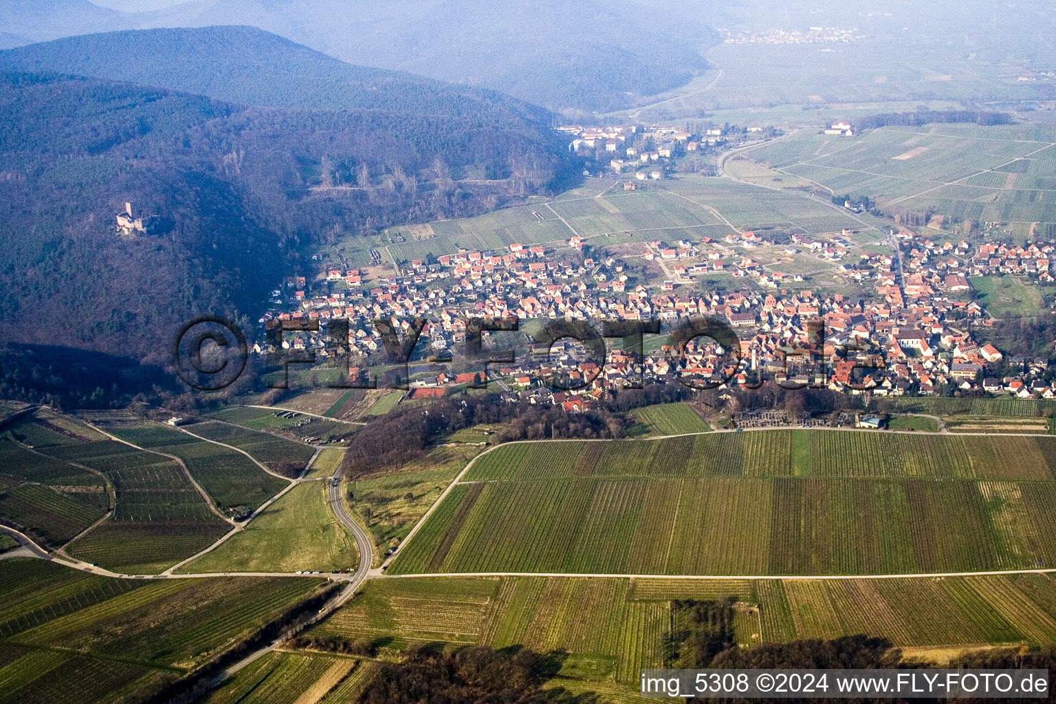 Vue aérienne de Du sud à Klingenmünster dans le département Rhénanie-Palatinat, Allemagne