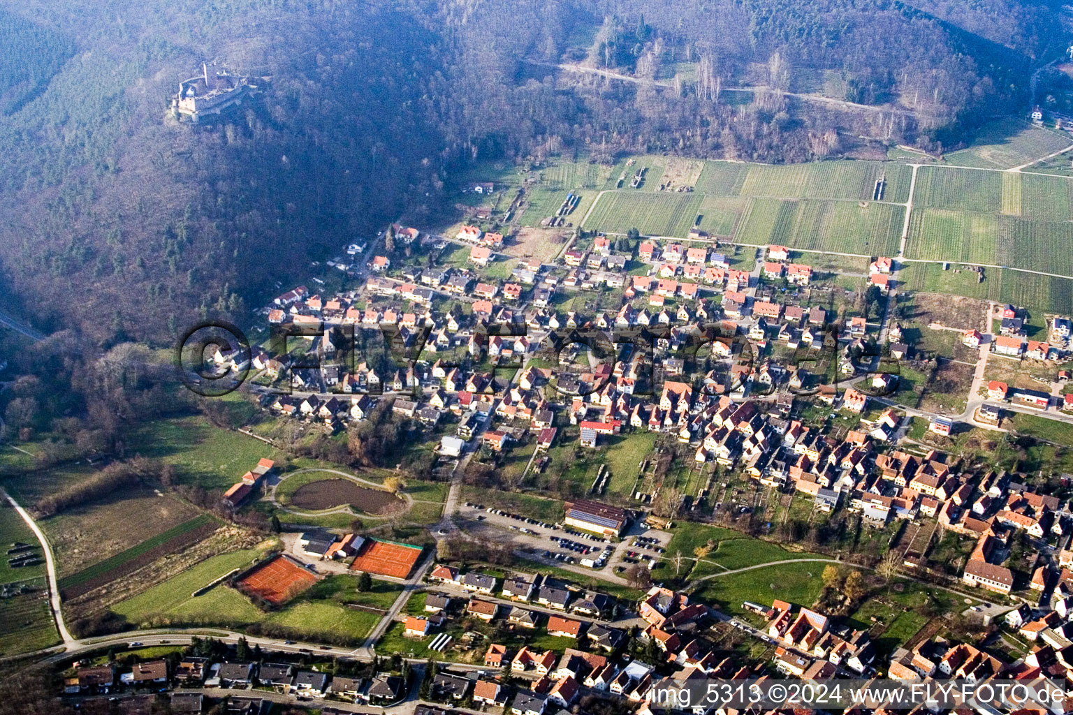 Vue aérienne de Du sud à Klingenmünster dans le département Rhénanie-Palatinat, Allemagne