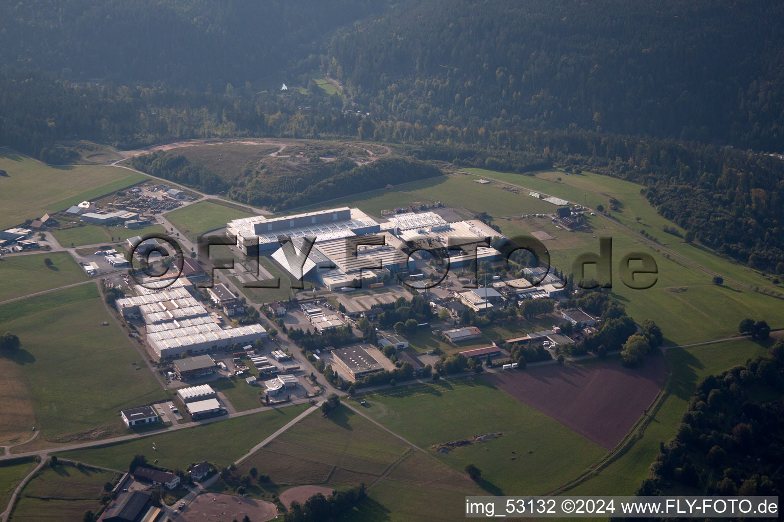 Vue aérienne de Zone industrielle à Altensteig dans le département Bade-Wurtemberg, Allemagne