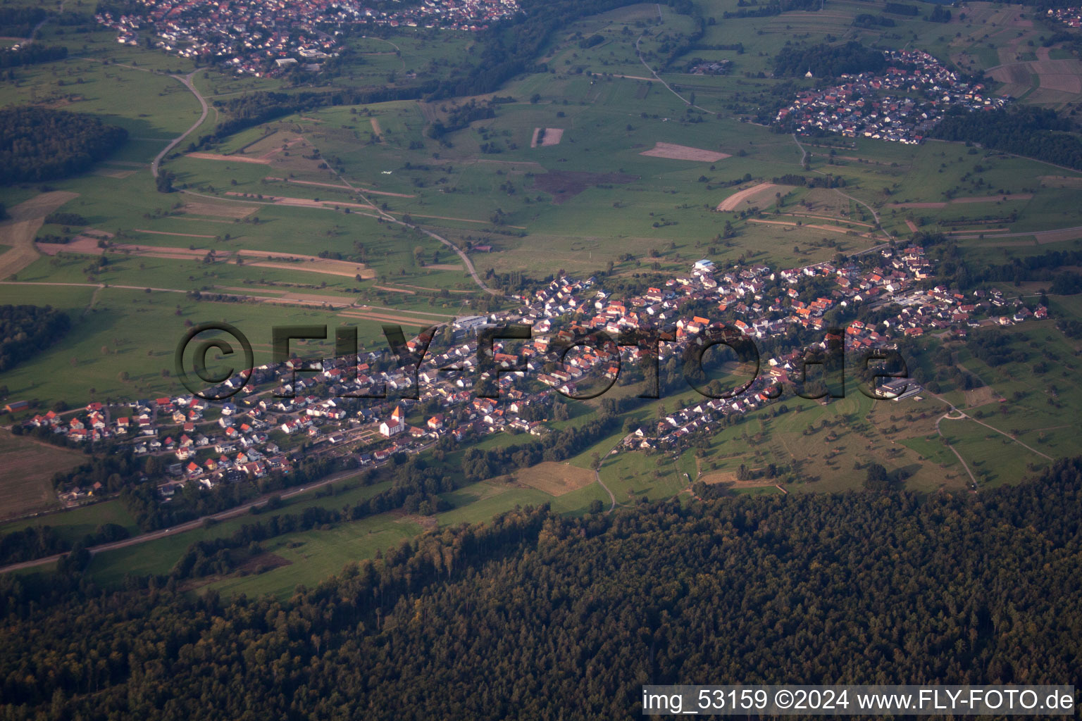 Vue d'oiseau de Quartier Langenalb in Straubenhardt dans le département Bade-Wurtemberg, Allemagne