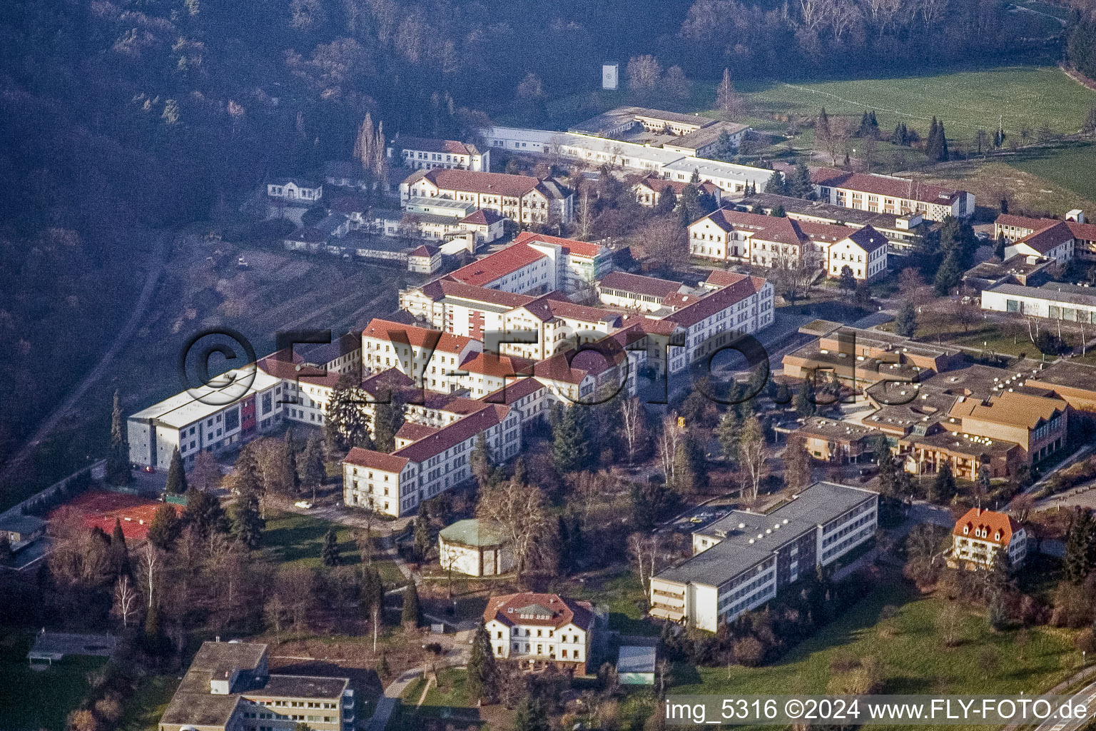 Vue d'oiseau de Clinique psychiatrique d'État de Landeck à Klingenmünster dans le département Rhénanie-Palatinat, Allemagne