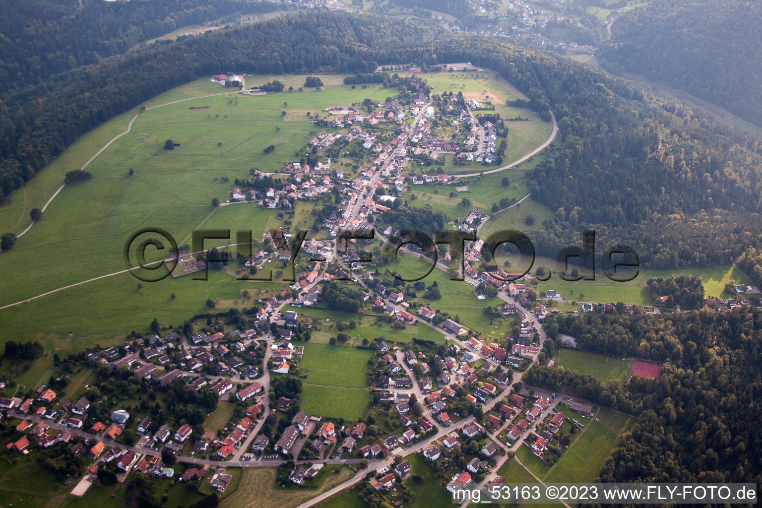 Vue aérienne de Bergstr. à le quartier Rotensol in Bad Herrenalb dans le département Bade-Wurtemberg, Allemagne
