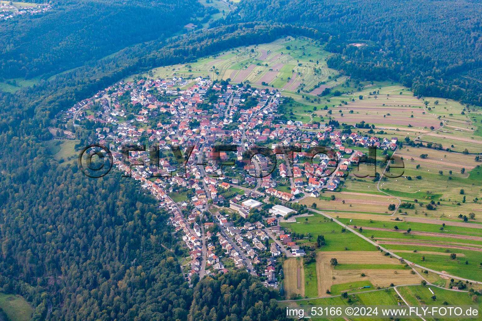 Vue aérienne de Du sud à le quartier Pfaffenrot in Marxzell dans le département Bade-Wurtemberg, Allemagne