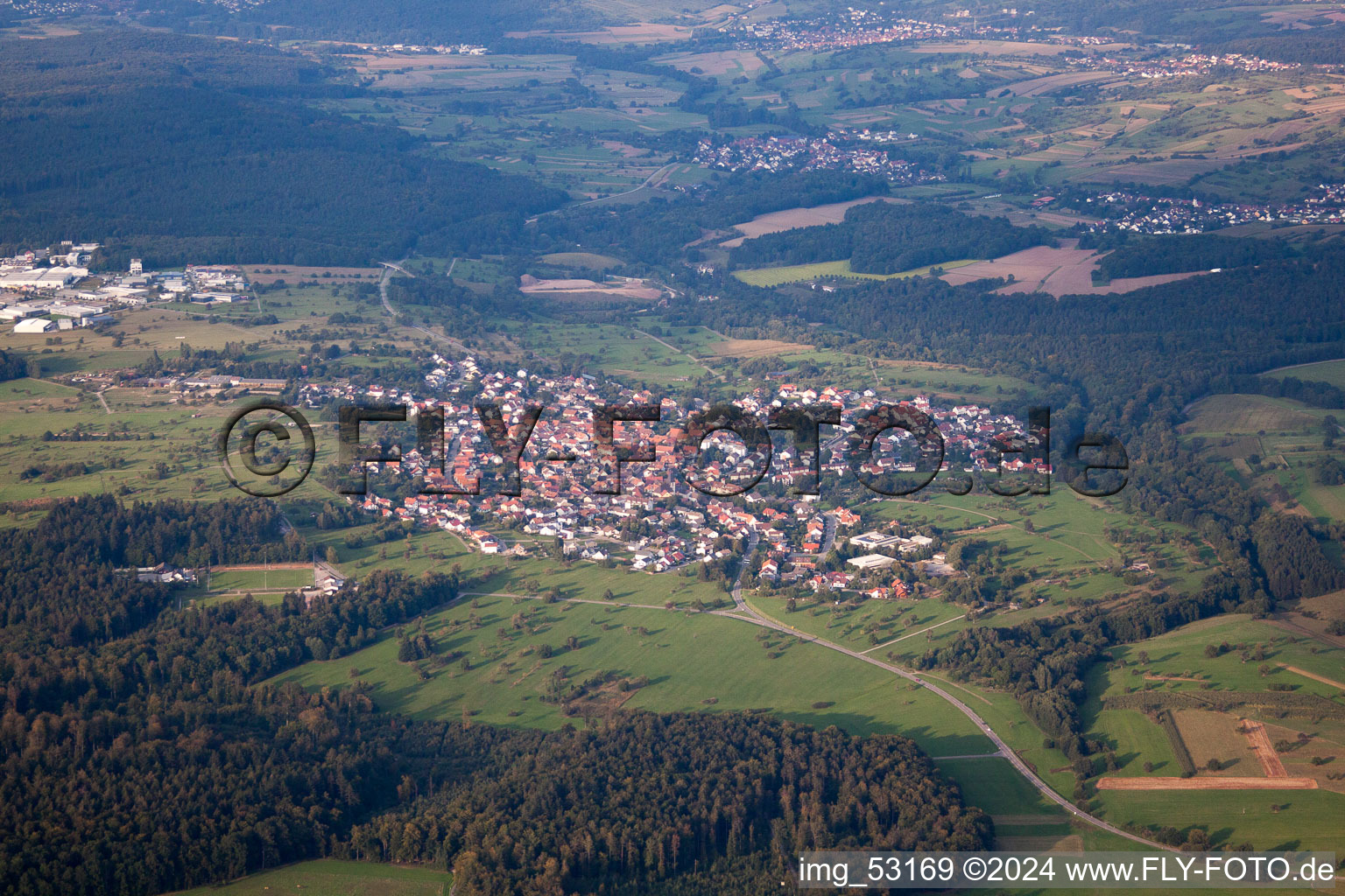 Quartier Ittersbach in Karlsbad dans le département Bade-Wurtemberg, Allemagne du point de vue du drone