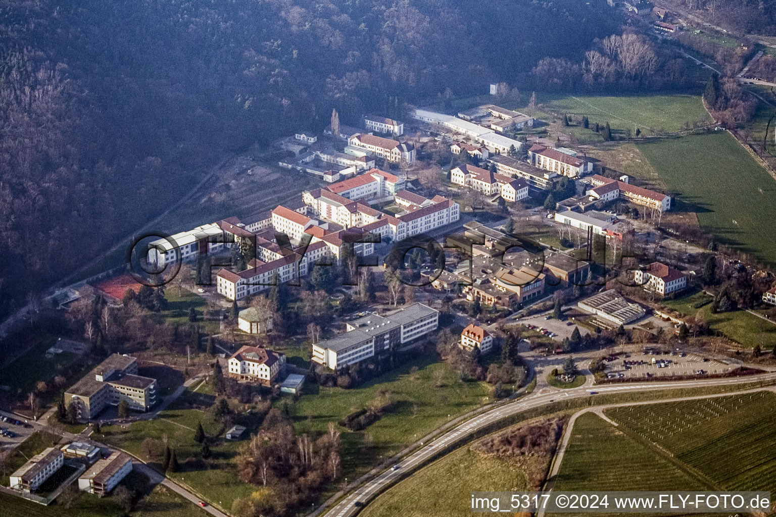 Clinique psychiatrique d'État de Landeck à Klingenmünster dans le département Rhénanie-Palatinat, Allemagne vue du ciel
