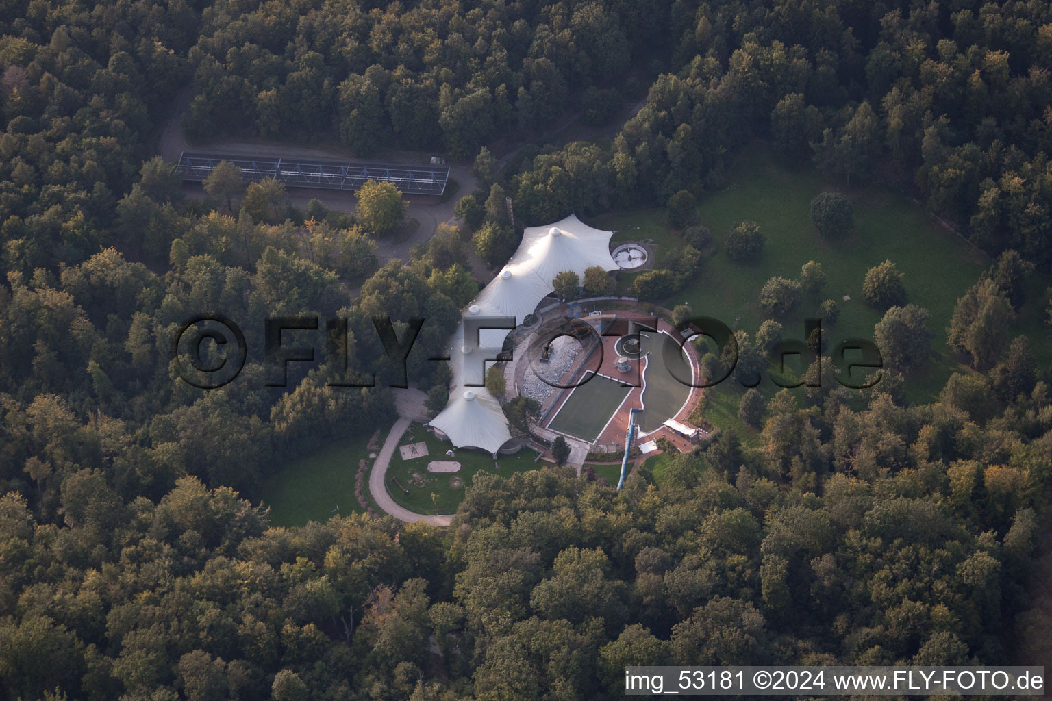 Vue aérienne de Bain de forêt à le quartier Schöllbronn in Ettlingen dans le département Bade-Wurtemberg, Allemagne