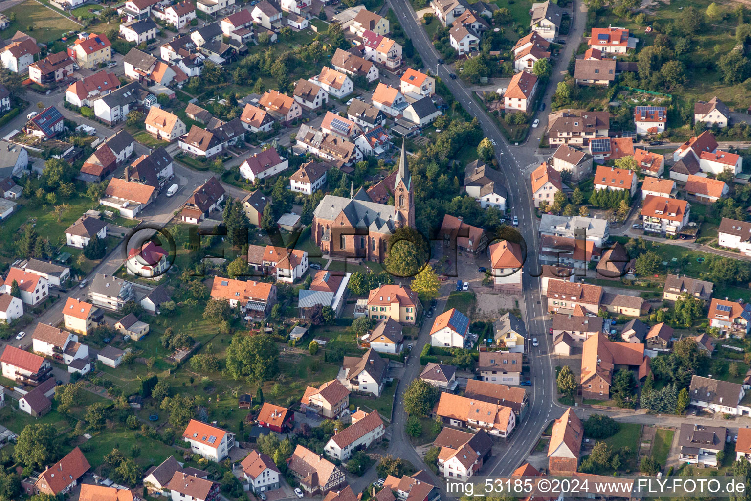 Vue aérienne de Bâtiment de l'église de Boniface en Schöllbronn à le quartier Schöllbronn in Ettlingen dans le département Bade-Wurtemberg, Allemagne