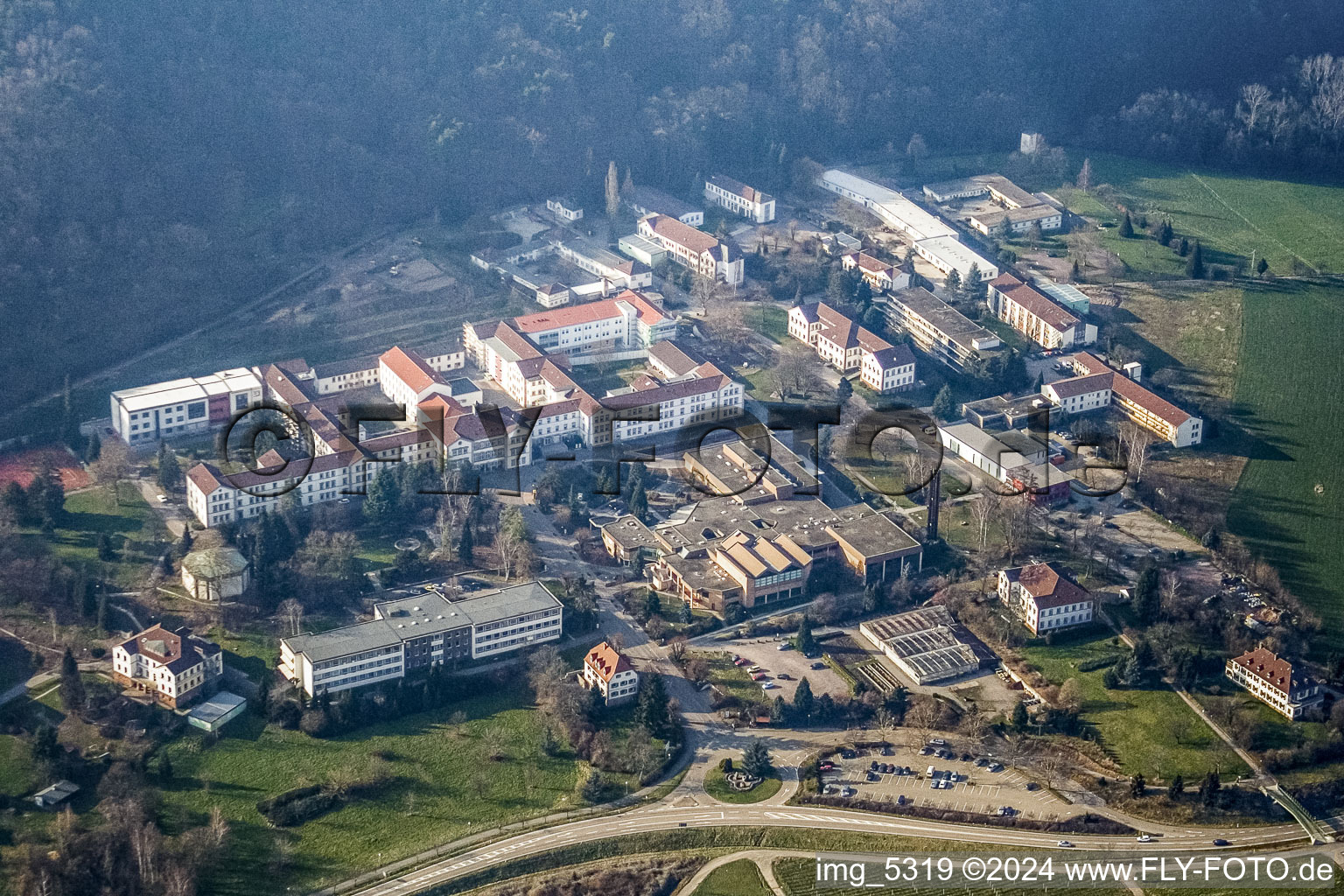 Enregistrement par drone de Clinique psychiatrique d'État de Landeck à Klingenmünster dans le département Rhénanie-Palatinat, Allemagne