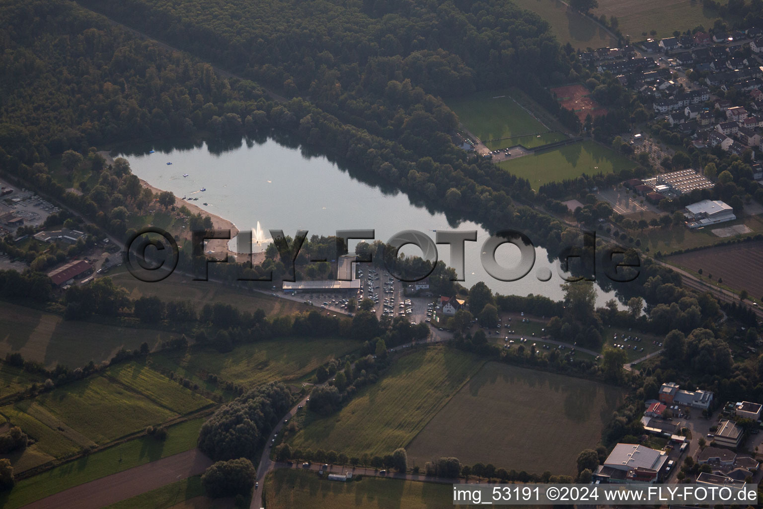 Vue aérienne de Lac de baignade du Buchtzig à le quartier Bruchhausen in Ettlingen dans le département Bade-Wurtemberg, Allemagne