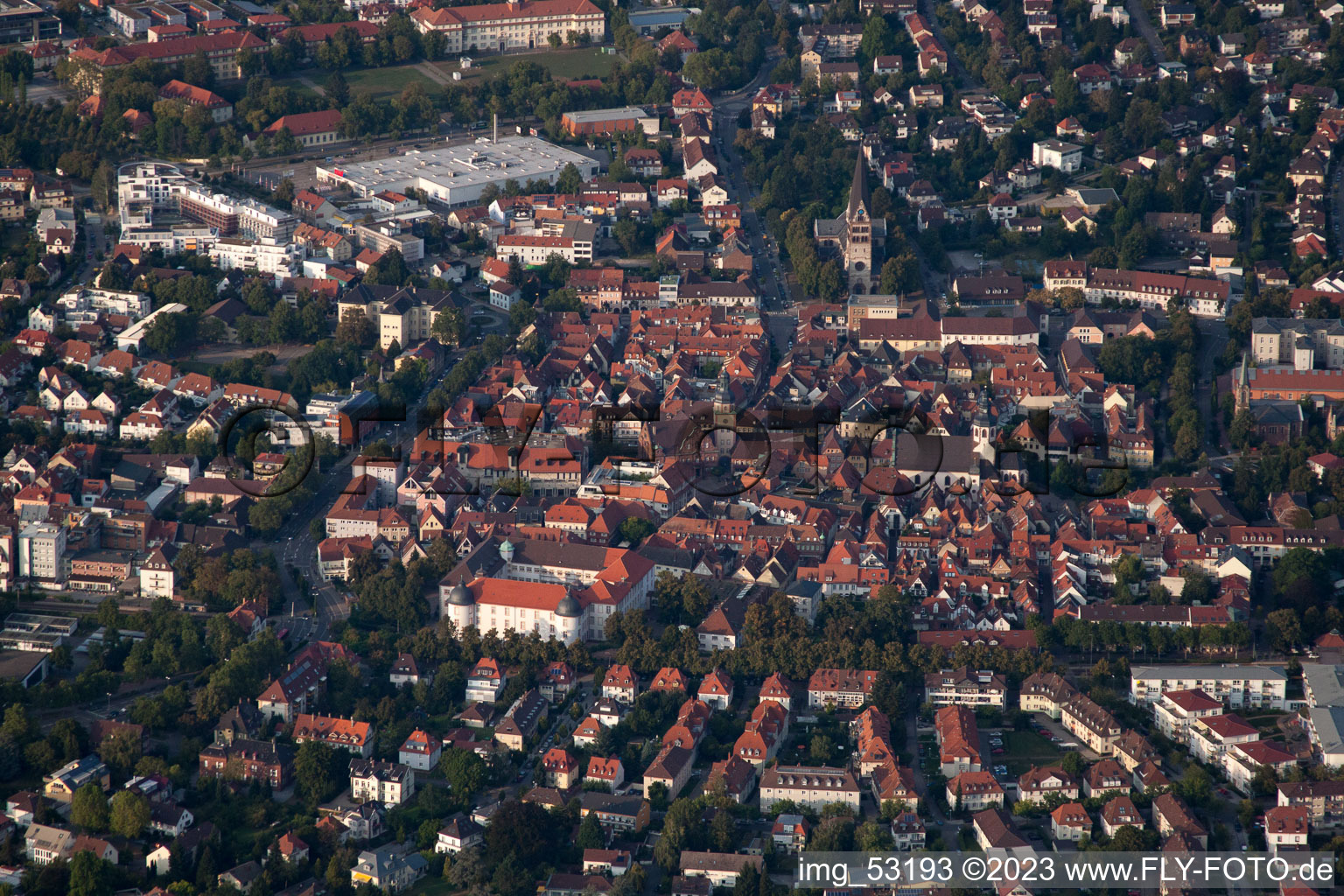 Vue aérienne de Vieille ville du sud à Ettlingen dans le département Bade-Wurtemberg, Allemagne