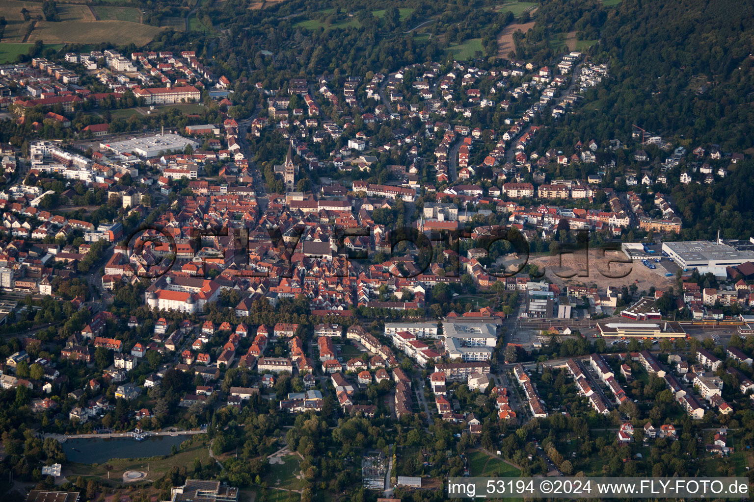 Vue aérienne de Vieille ville du sud à Ettlingen dans le département Bade-Wurtemberg, Allemagne