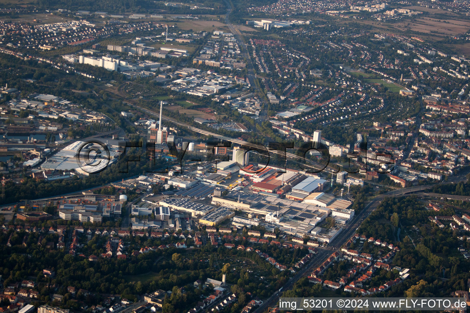 Quartier Rheinhafen in Karlsruhe dans le département Bade-Wurtemberg, Allemagne d'un drone