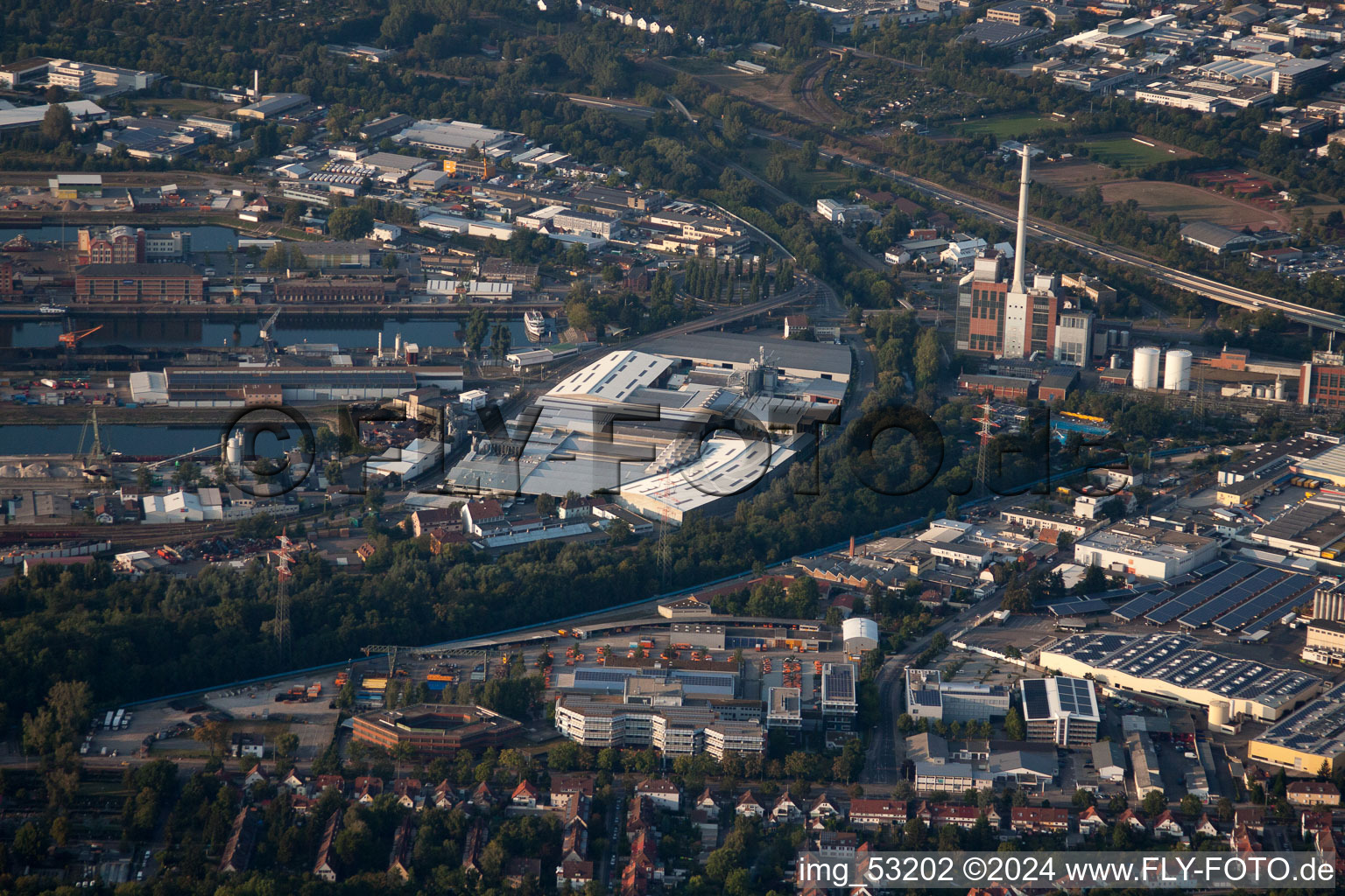 Quartier Rheinhafen in Karlsruhe dans le département Bade-Wurtemberg, Allemagne vu d'un drone