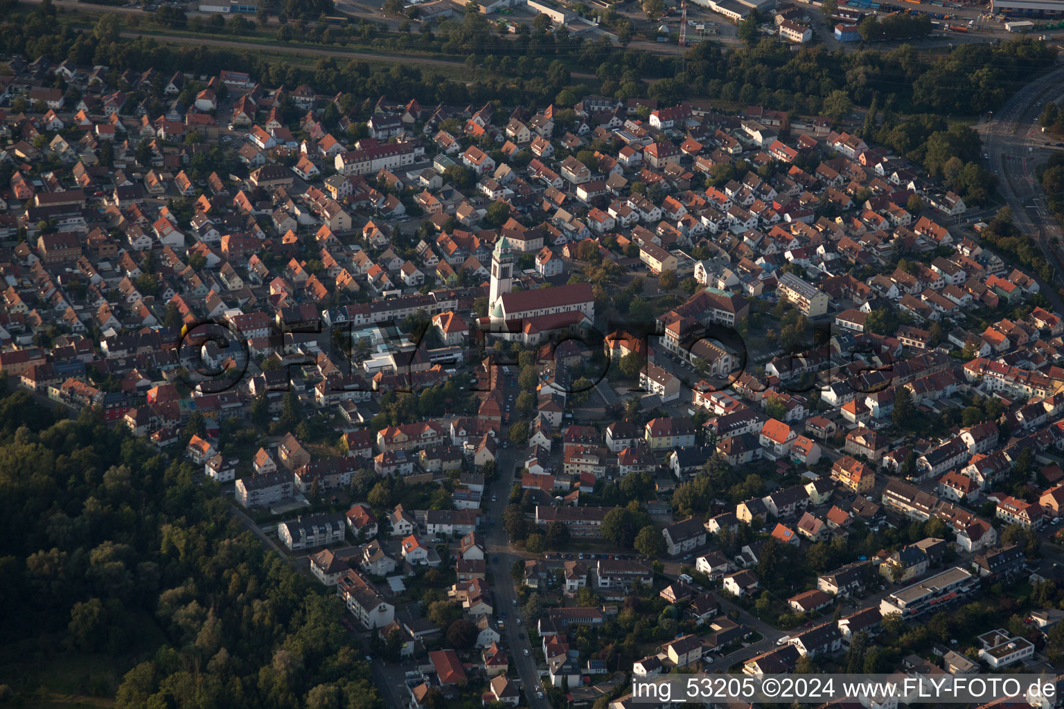 Église du Saint-Esprit à le quartier Daxlanden in Karlsruhe dans le département Bade-Wurtemberg, Allemagne hors des airs