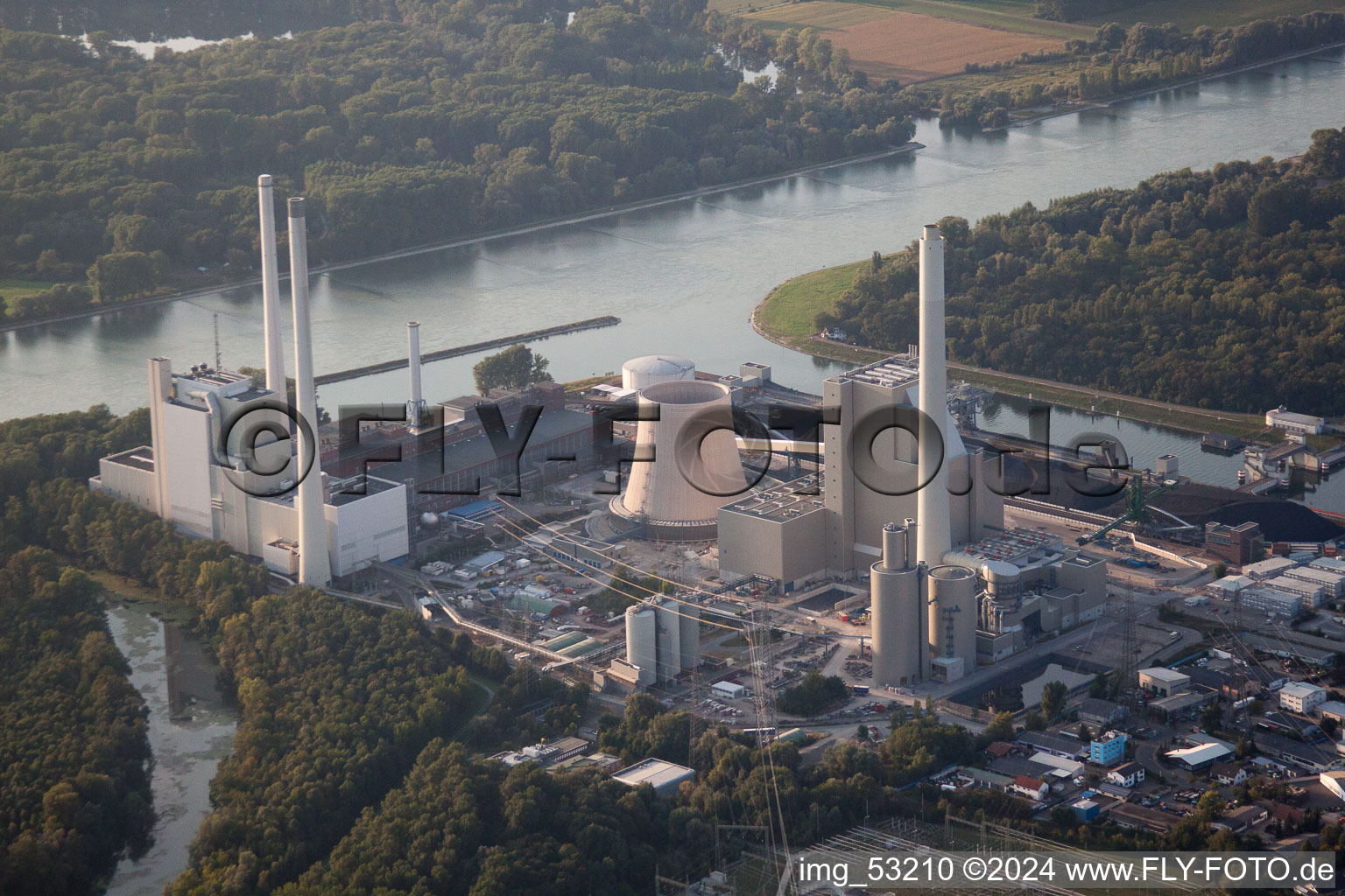 Vue aérienne de Nouveau bâtiment ENBW à le quartier Rheinhafen in Karlsruhe dans le département Bade-Wurtemberg, Allemagne