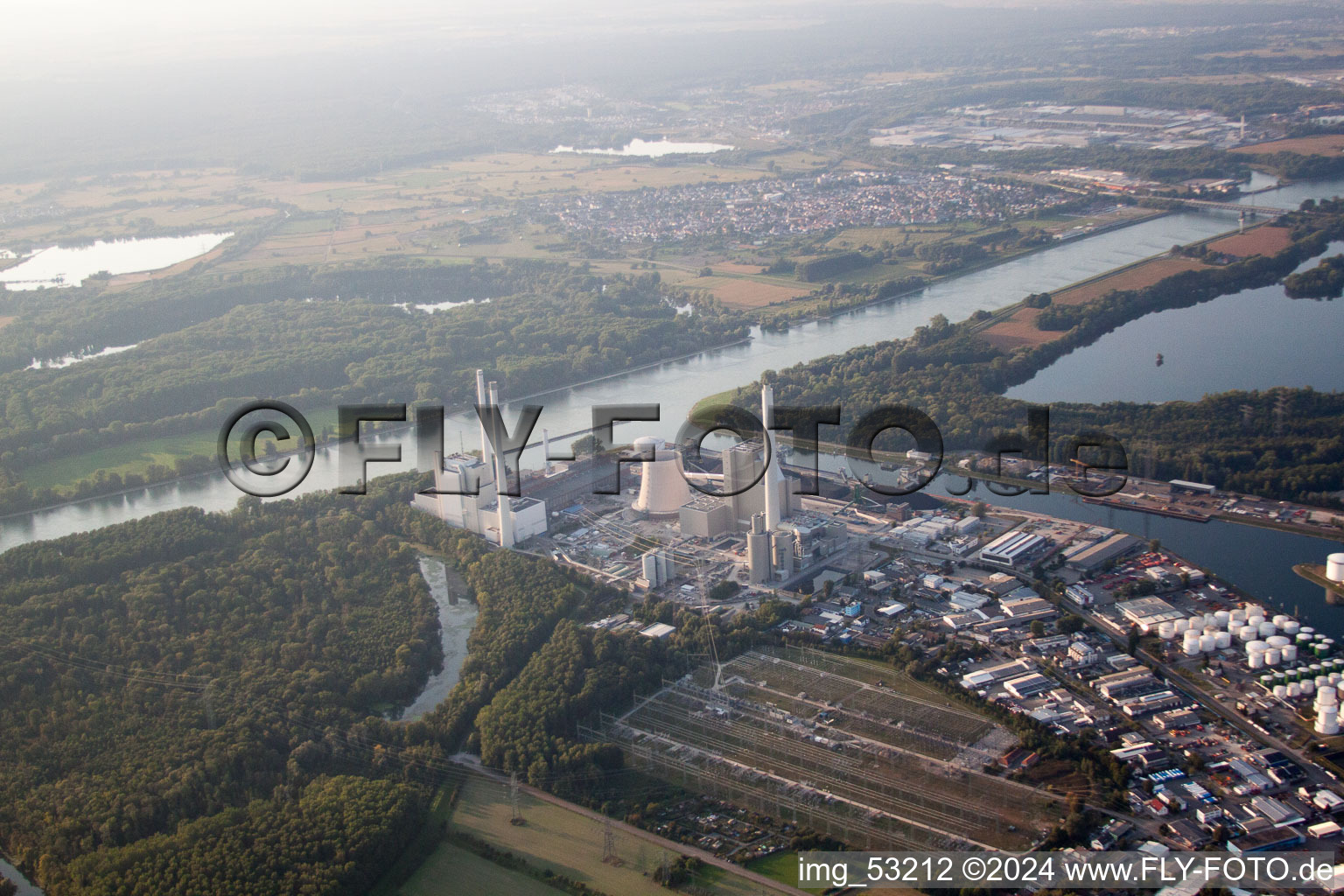 Vue aérienne de Nouveau bâtiment ENBW à le quartier Rheinhafen in Karlsruhe dans le département Bade-Wurtemberg, Allemagne