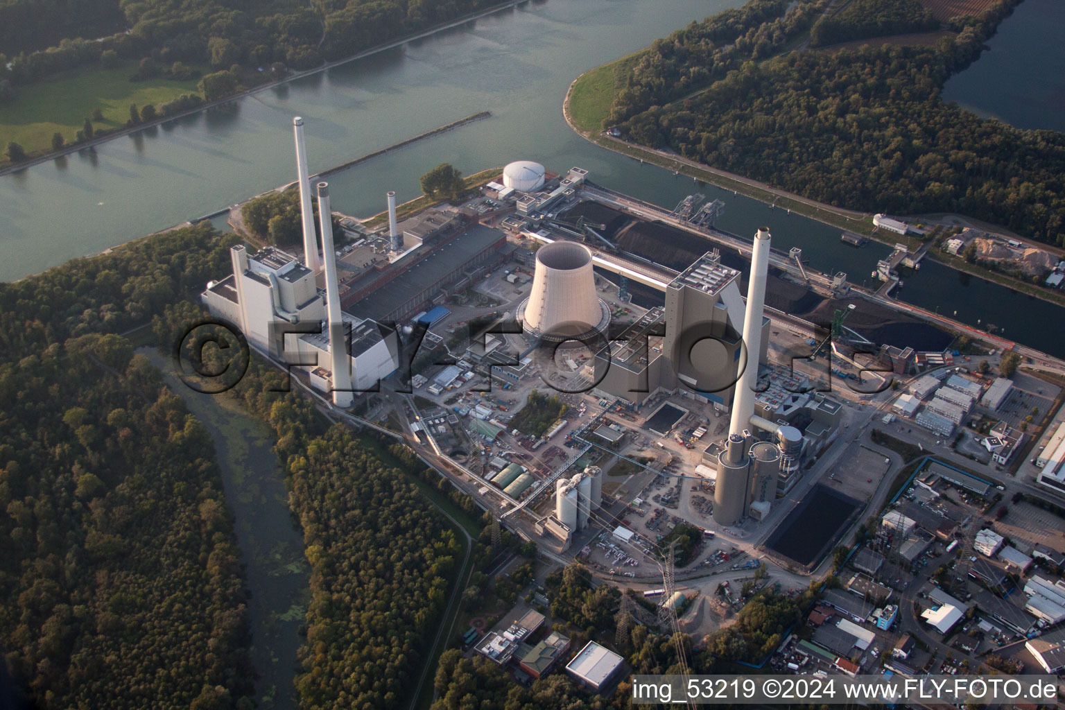 Photographie aérienne de Nouveau bâtiment ENBW à le quartier Rheinhafen in Karlsruhe dans le département Bade-Wurtemberg, Allemagne