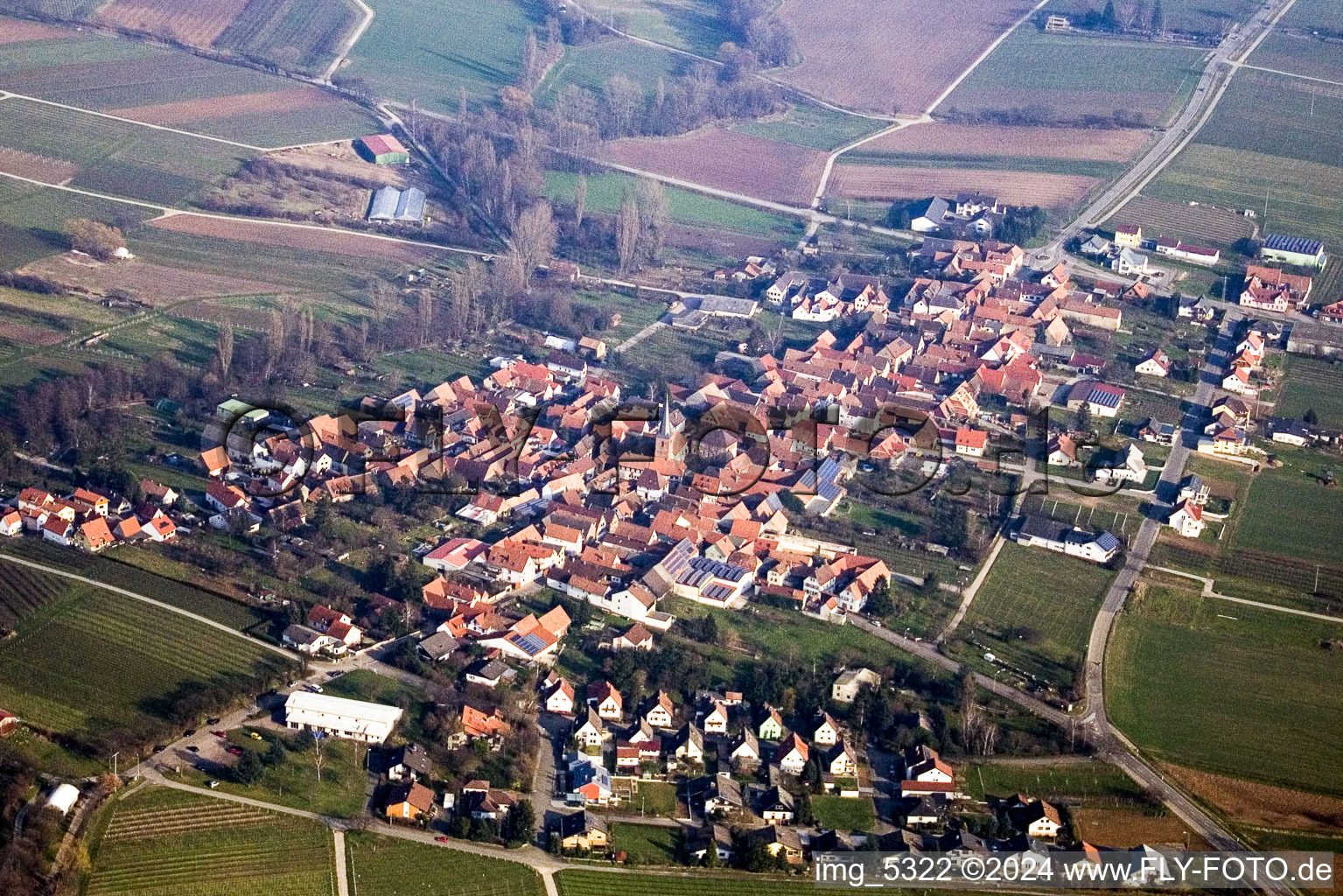 Vue aérienne de Heuchelheim depuis l'ouest à Klingenmünster dans le département Rhénanie-Palatinat, Allemagne