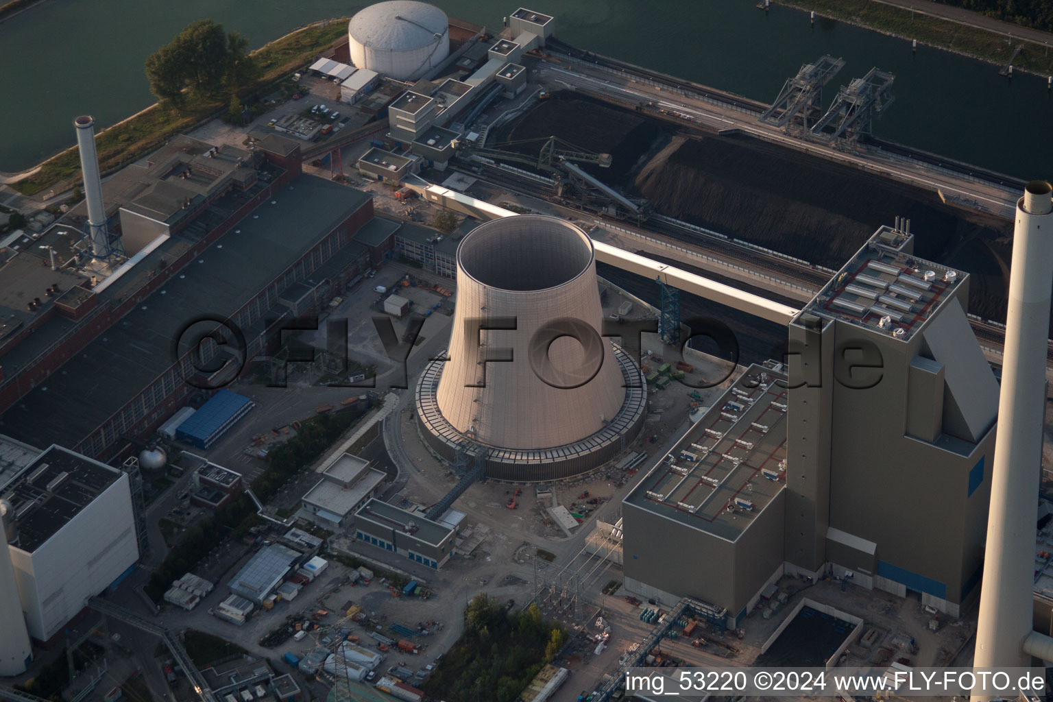 Vue oblique de Nouveau bâtiment ENBW à le quartier Rheinhafen in Karlsruhe dans le département Bade-Wurtemberg, Allemagne