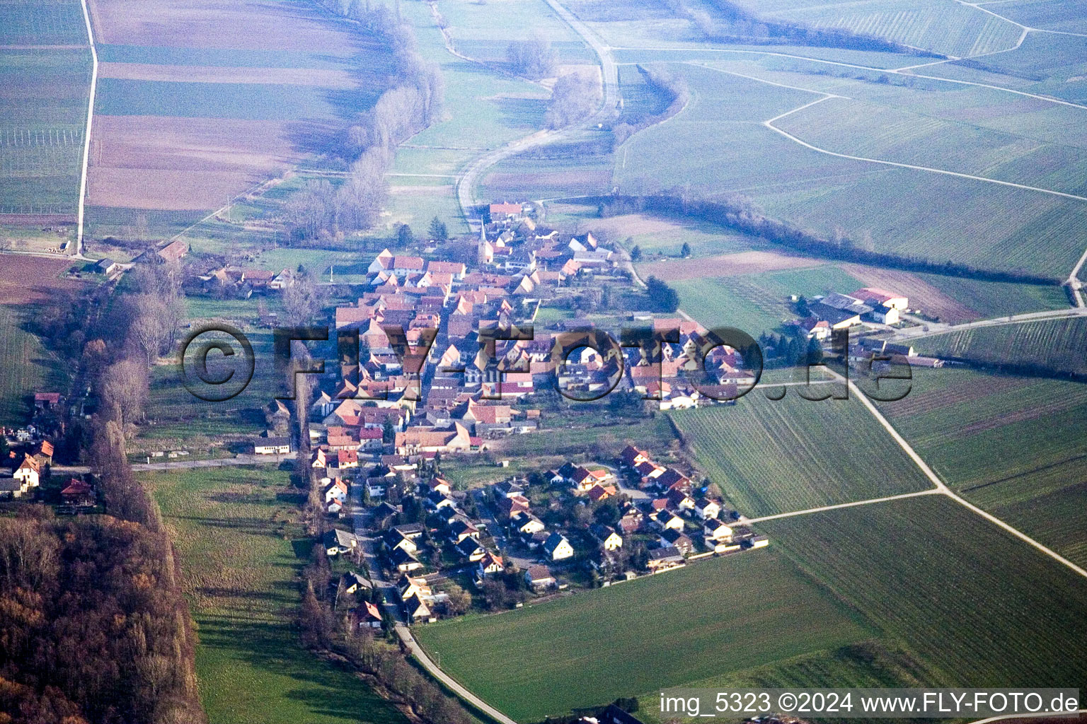 Vue aérienne de Heuchelheim depuis l'ouest à Klingenmünster dans le département Rhénanie-Palatinat, Allemagne