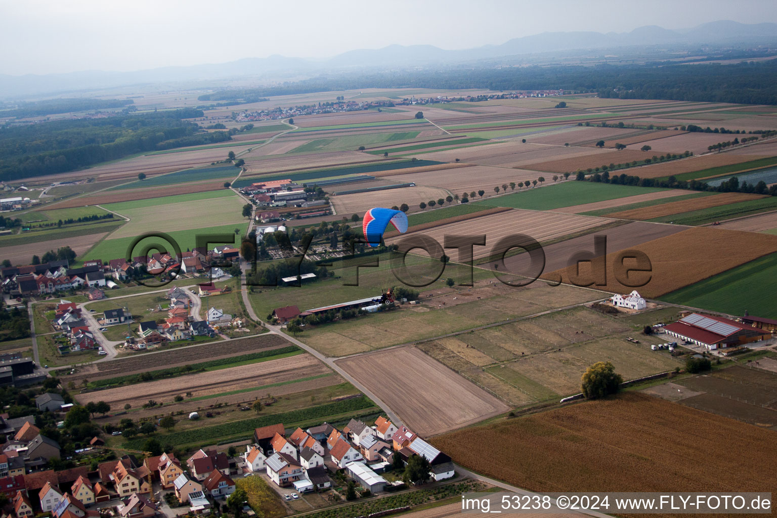 Vue aérienne de Hatzenbühl dans le département Rhénanie-Palatinat, Allemagne