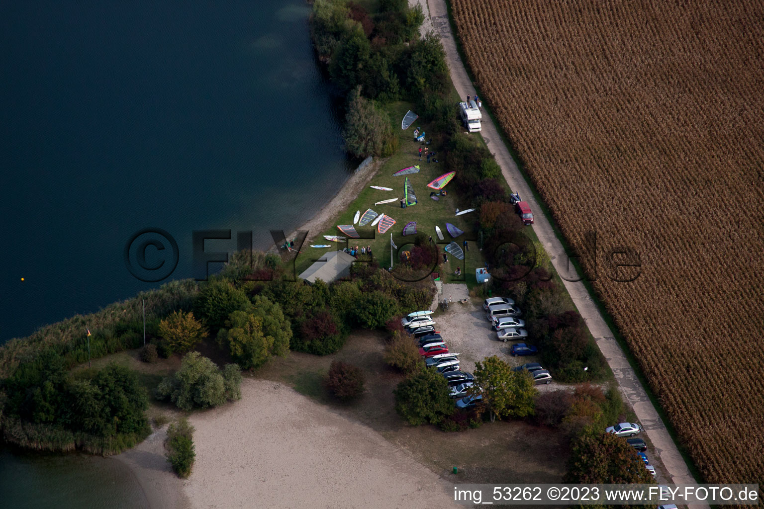 Vue aérienne de Véliplanchistes à la piscine extérieure à Jockgrim dans le département Rhénanie-Palatinat, Allemagne