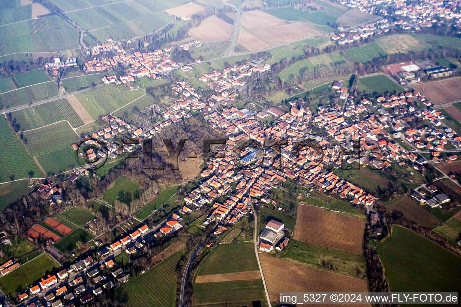 Vue des rues et des maisons des quartiers résidentiels à le quartier Ingenheim in Billigheim-Ingenheim dans le département Rhénanie-Palatinat, Allemagne hors des airs