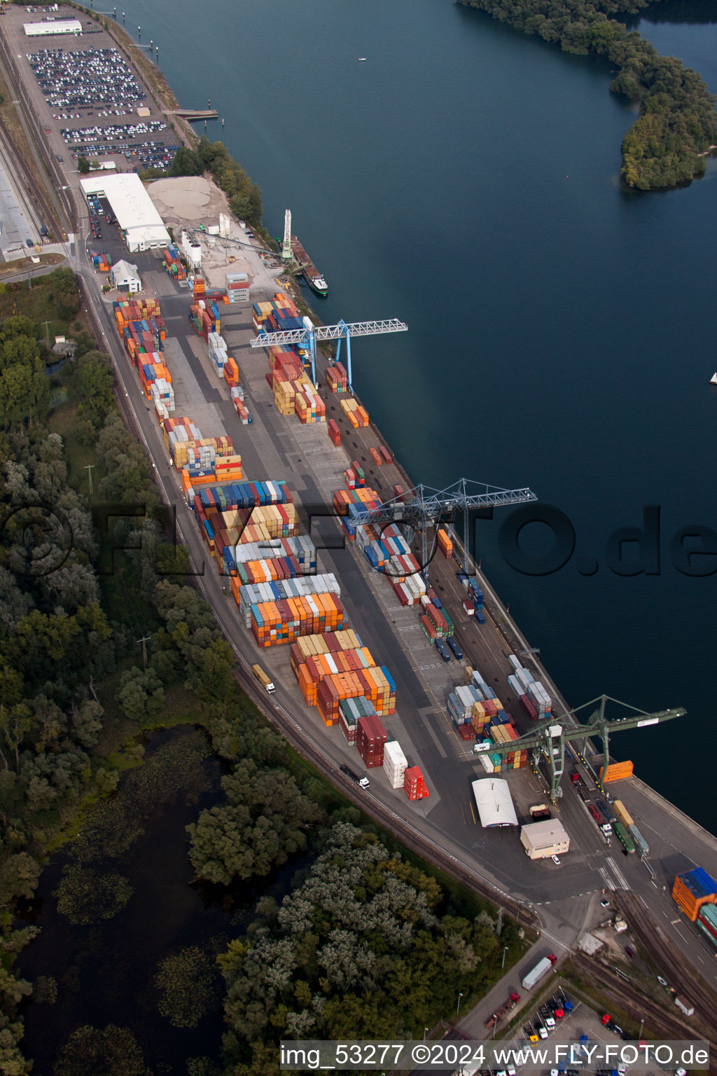 Vue aérienne de Terminal à conteneurs dans le port à conteneurs du port intérieur Rheinhafen Wörth à le quartier Maximiliansau in Wörth am Rhein dans le département Rhénanie-Palatinat, Allemagne