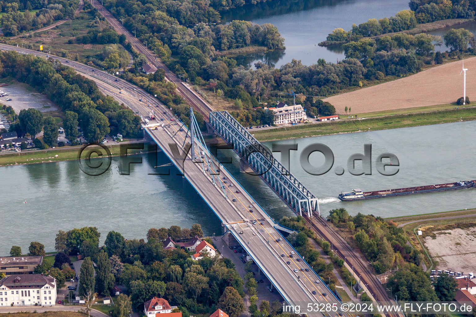 Ouvrages de ponts fluviaux sur la route fédérale 10 et le chemin de fer régional sur le Rhin entre Karlsruhe Maxau et Wörth am Rhein à le quartier Maximiliansau in Wörth am Rhein dans le département Rhénanie-Palatinat, Allemagne vue d'en haut