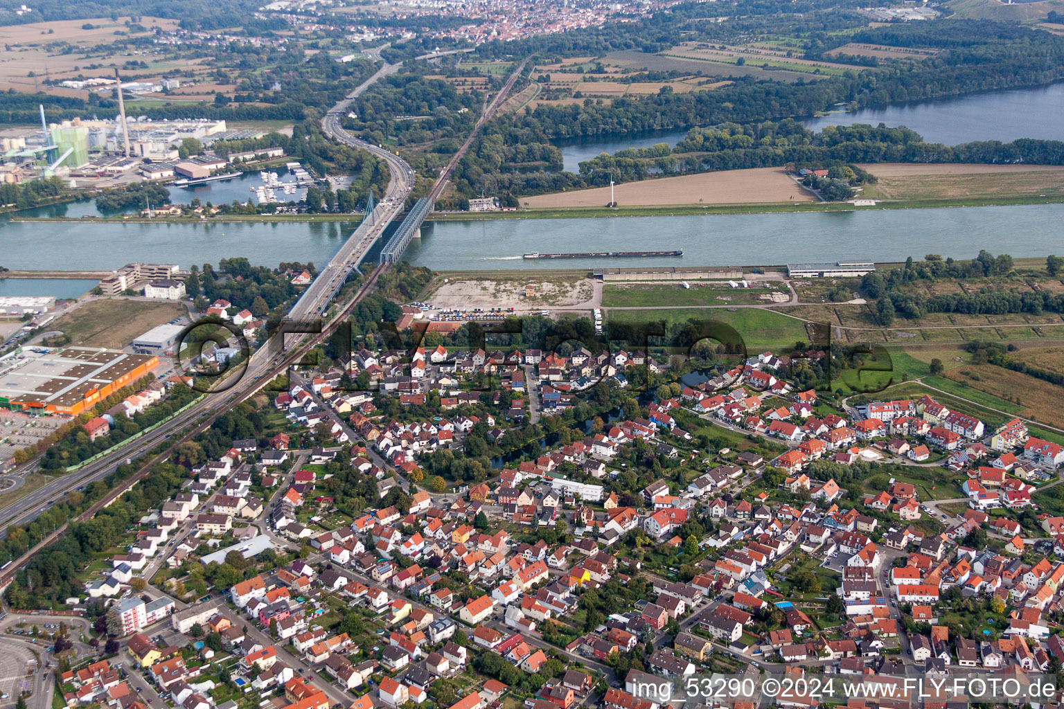 Ouvrages de ponts fluviaux sur la route fédérale 10 et le chemin de fer régional sur le Rhin entre Karlsruhe Maxau et Wörth am Rhein à le quartier Maximiliansau in Wörth am Rhein dans le département Rhénanie-Palatinat, Allemagne depuis l'avion