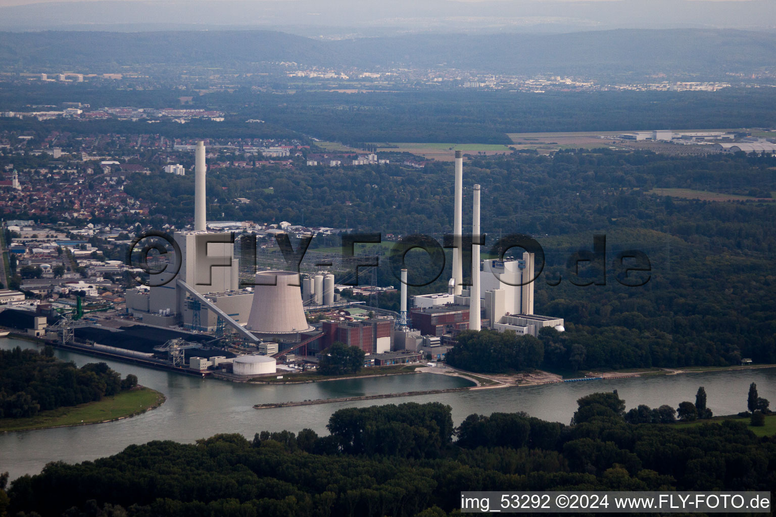 Nouveau bâtiment ENBW à le quartier Rheinhafen in Karlsruhe dans le département Bade-Wurtemberg, Allemagne vue du ciel