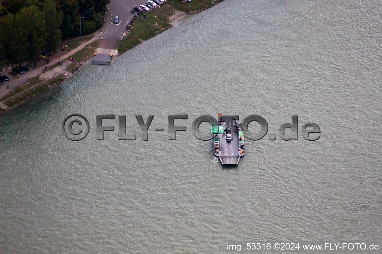 Vue aérienne de Ferry sur le Rhin Neuburgweier à le quartier Neuburg in Neuburg am Rhein dans le département Rhénanie-Palatinat, Allemagne