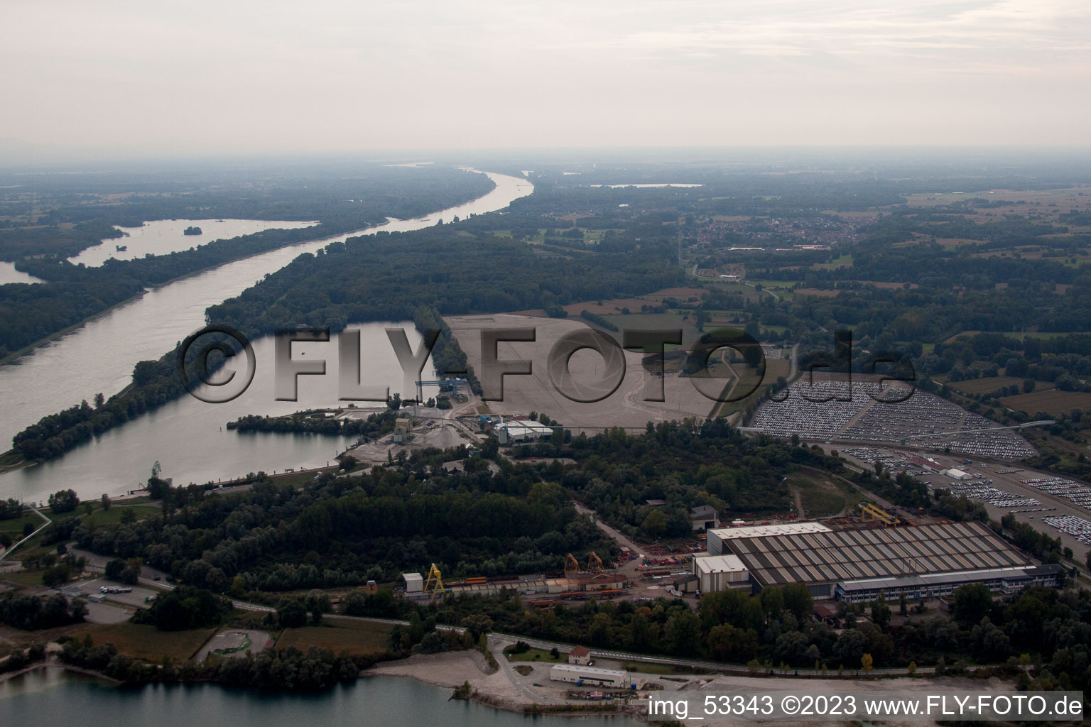 Vue aérienne de Nouvelle construction du port rhénan à Lauterbourg dans le département Bas Rhin, France
