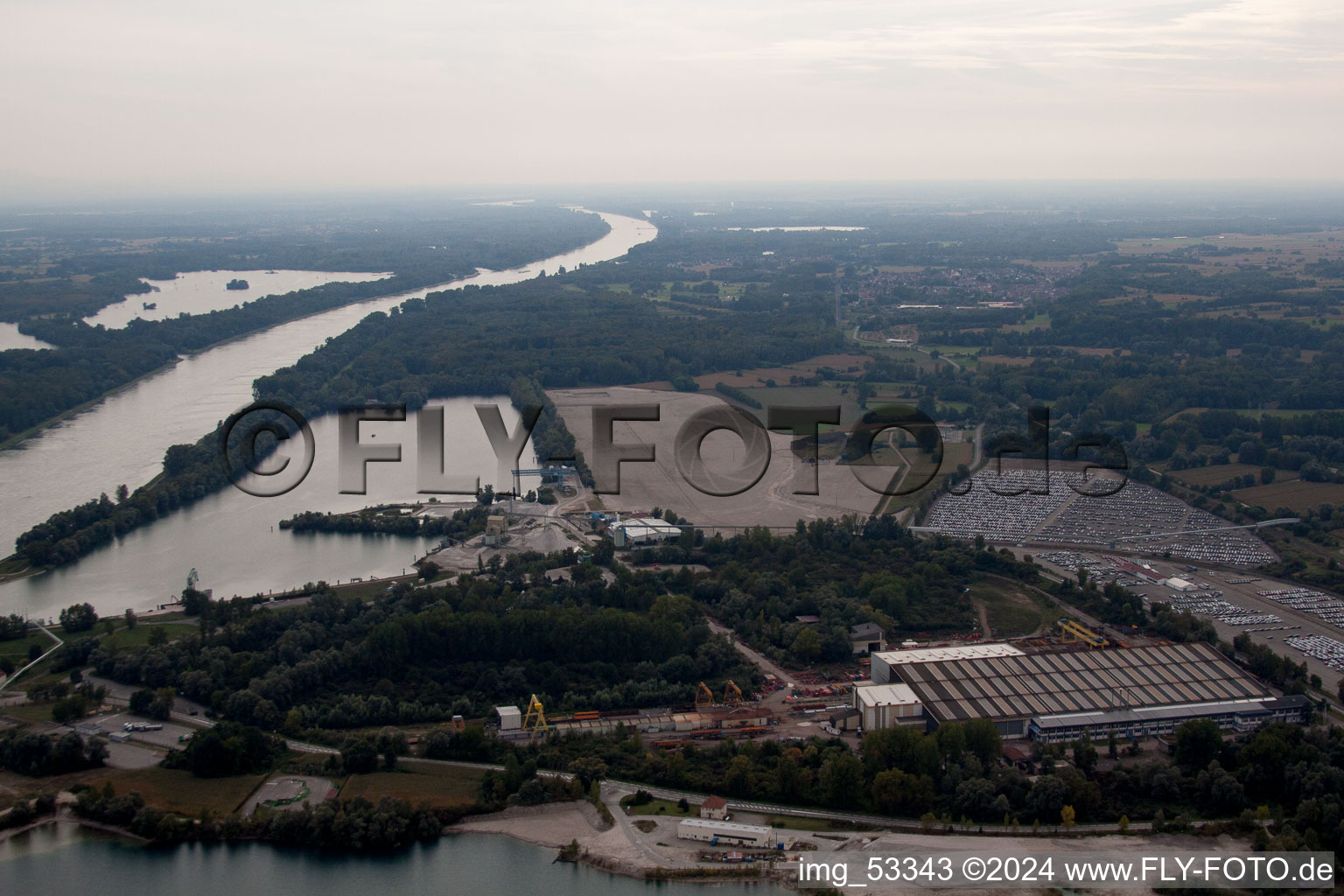 Vue aérienne de Nouvelle construction du port rhénan à Lauterbourg dans le département Bas Rhin, France